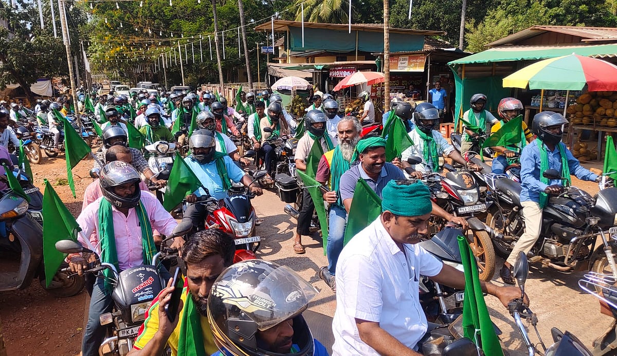 ಪ.ಪಂ‌.ಯಿಂದ ಗ್ರಾಮೀಣ ಭಾಗಗಳನ್ನು ಬೇರ್ಪಡಿಸಲು ಆಗ್ರಹ: ರೈತರಿಂದ ಬೈಕ್ ಜಾಥಾ