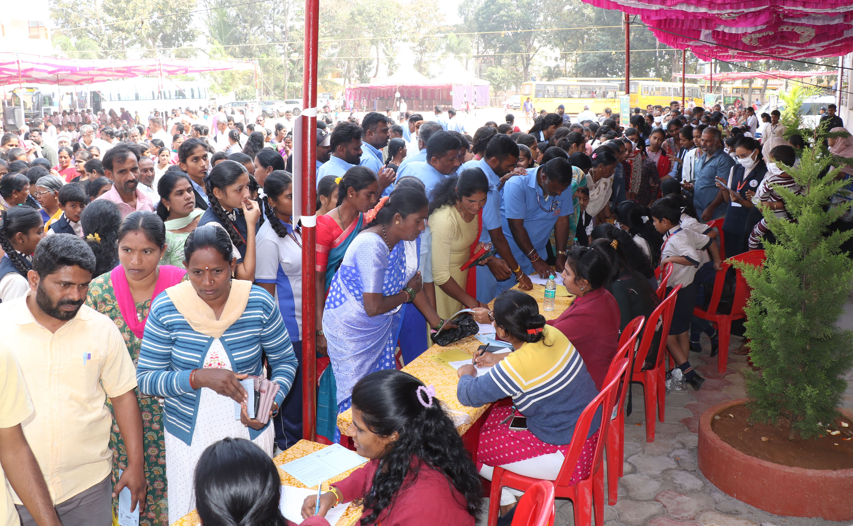 ಆರೋಗ್ಯ ತಪಾಸಣಾ ಶಿಬಿರದಲ್ಲಿ ಪಾಲ್ಗೊಂಡಿದ್ದ ಸಹಸ್ರಾರು ಜನರು.