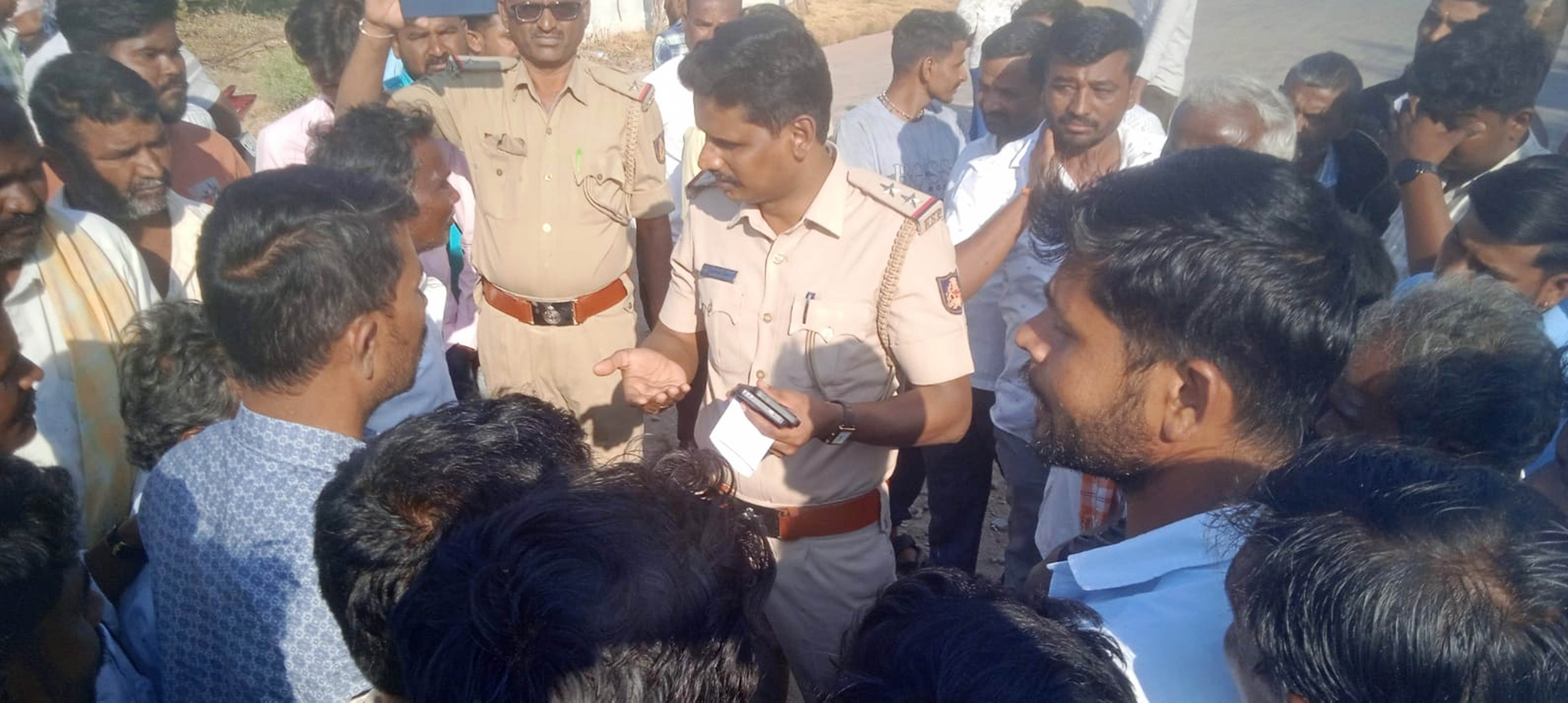 ಪೊಲೀಸರೊಂದಿಗೆ ಸಾರ್ವಜನಿಕರು ವಾಗ್ವಾದಕ್ಕಿಳಿದಿದ್ದರು