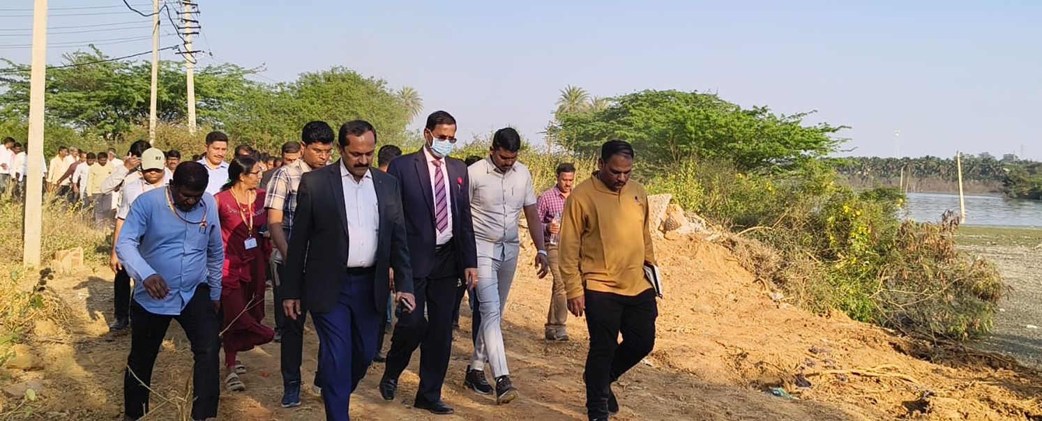 ದೊಡ್ಡಬಳ್ಳಾಪುರ ತಾಲ್ಲೂಕಿನ ಮಜರಾಹೊಸಹಳ್ಳಿ ಕೆರೆಗೆ ಮಂಗಳವಾರ ಅಧಿಕಾರಿಗಳೊಂದಿಗೆ ಉಪಲೋಕಯುಕ್ತ ನ್ಯಾಯಮೂರ್ತಿ ಬಿ.ವೀರಪ್ಪ ಅವರು ಭೇಟಿ ನೀಡಿ ಪರಿಶೀಲನೆ ನಡೆಸಿದರು