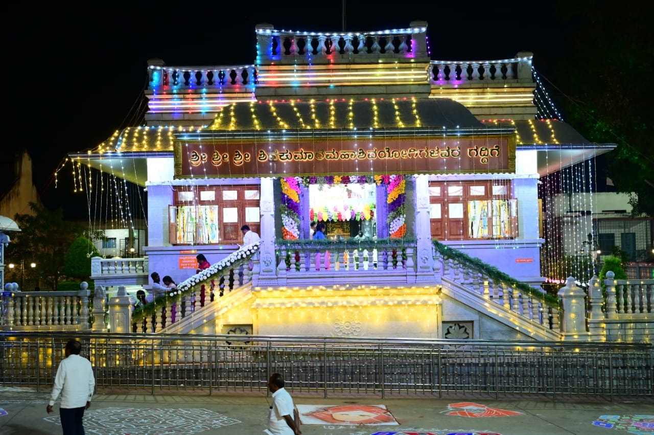 ತುಮಕೂರಿನ ಸಿದ್ಧಗಂಗಾ ಮಠದಲ್ಲಿ ದೀಪಾಲಂಕಾರದಿಂದ ಕಂಗೊಳಿಸುತ್ತಿರುವ ಶಿವಕುಮಾರ ಸ್ವಾಮೀಜಿ ಗದ್ದುಗೆ 