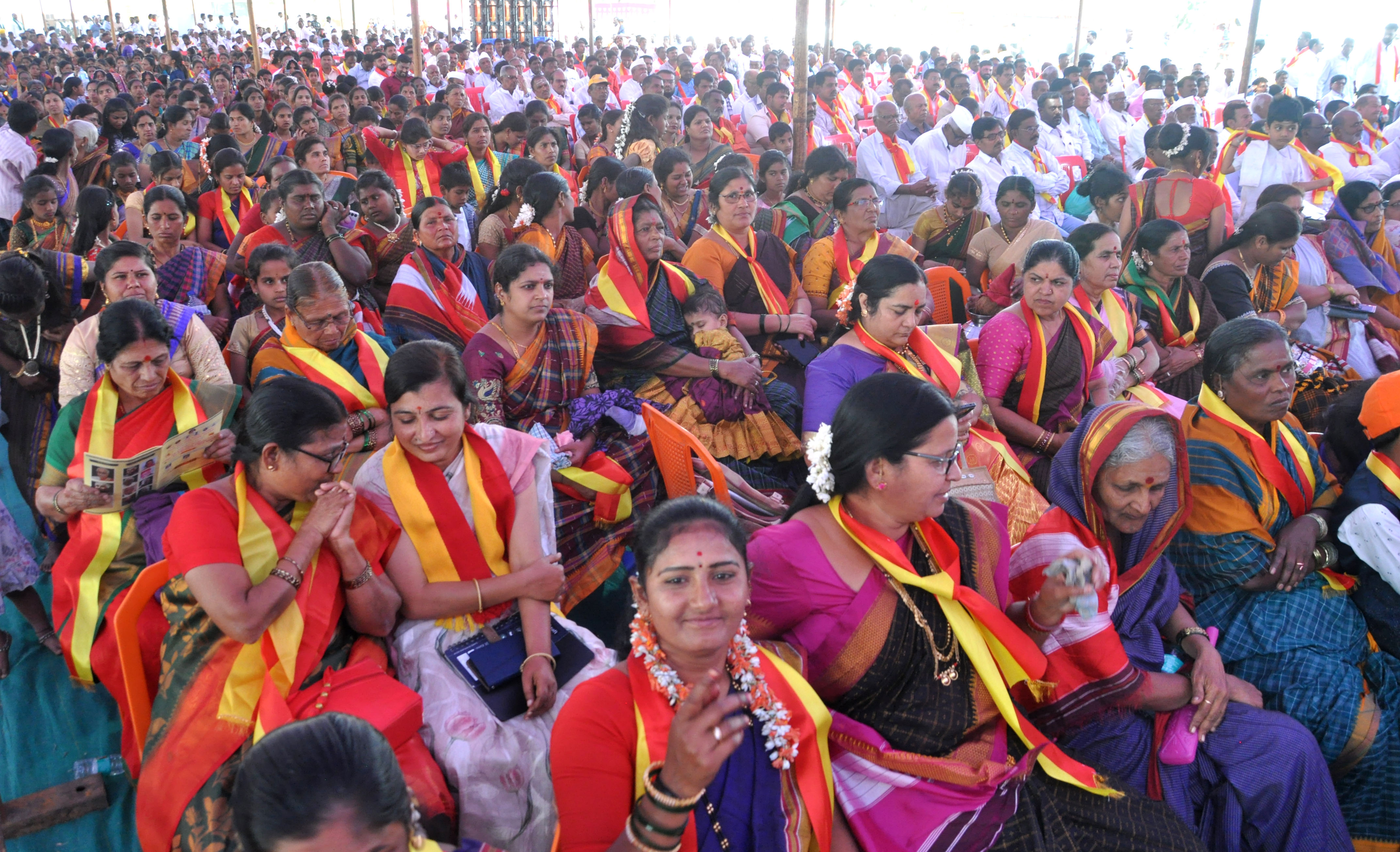 ವಿಜಯಪುರ ತಾಲ್ಲೂಕಿನ ಹಿಟ್ಟಿನಹಳ್ಳಿಯಲ್ಲಿ ಮಂಗಳವಾರ ಆರಂಭವಾದ ಕನ್ನಡ ಸಾಹಿತ್ಯ ಸಮ್ಮೇಳನದಲ್ಲಿ ಪಾಲ್ಗೊಂಡಿದ್ದ ಗ್ರಾಮಸ್ಥರು –ಪ್ರಜಾವಾಣಿ ಚಿತ್ರ/ಸಂಜೀವ ಅಕ್ಕಿ