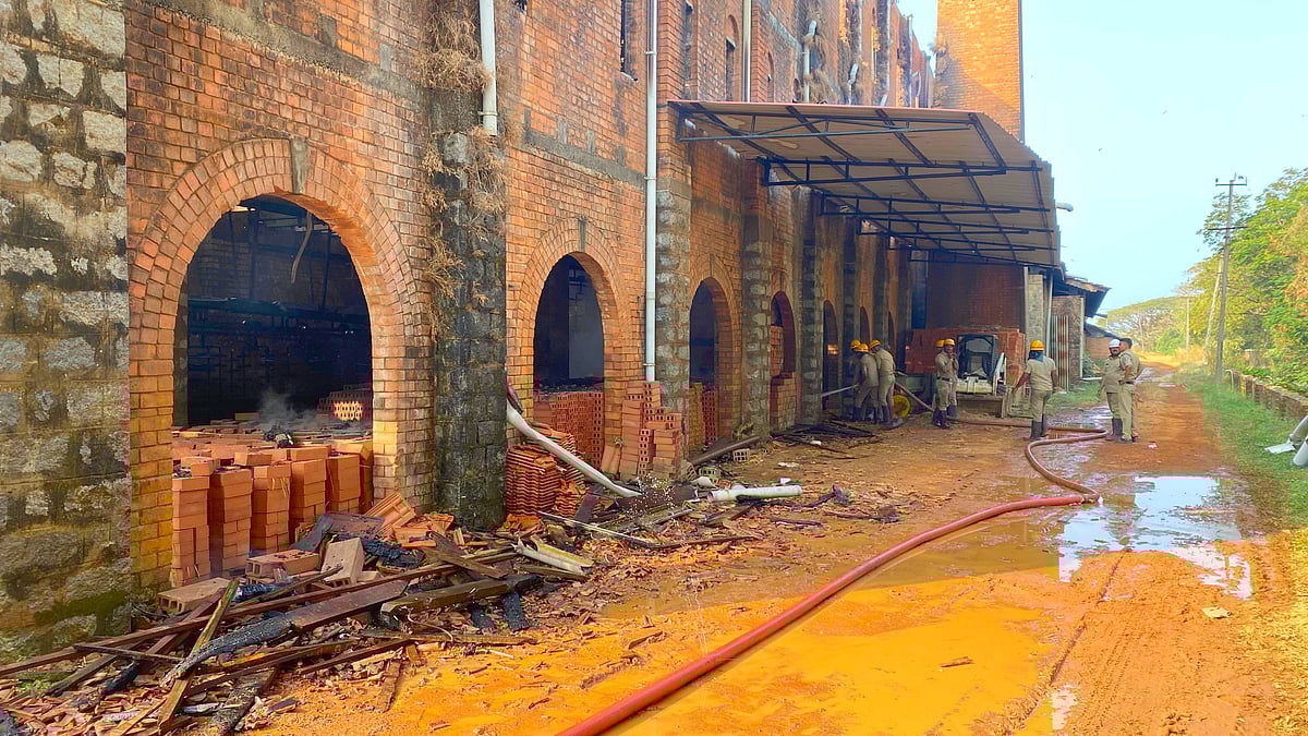 ಮಂಗಳೂರು; ಹೊಯ್ಗೆಬಜಾರ್‌ ಬಳಿಯ ಆಲ್ಬುಕರ್ಕ್‌ ಹೆಂಚಿನ ಕಾರ್ಖಾನೆಗೆ ಬೆಂಕಿ