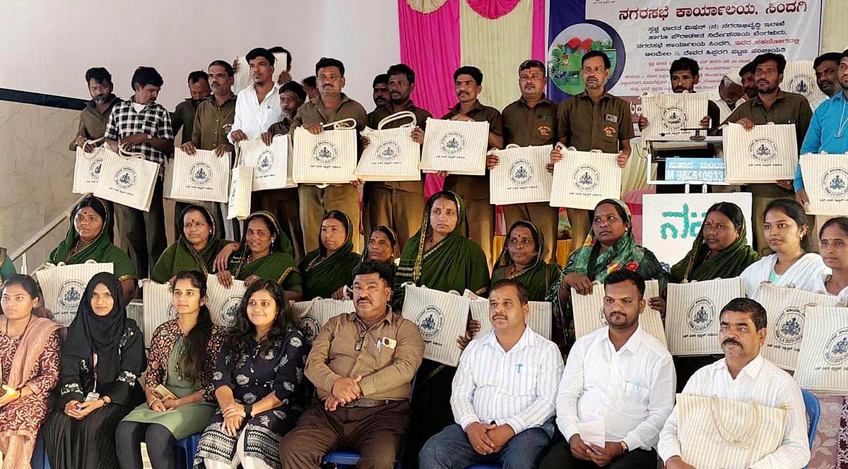 ಸಿಂದಗಿ | ಸಾರ್ವಜನಿಕರಿಗೆ ಸ್ವಚ್ಛತೆ ಜಾಗೃತಿ ಮೂಡಿಸಿ: ಅರುಣ ವಿಧಾತೆ 