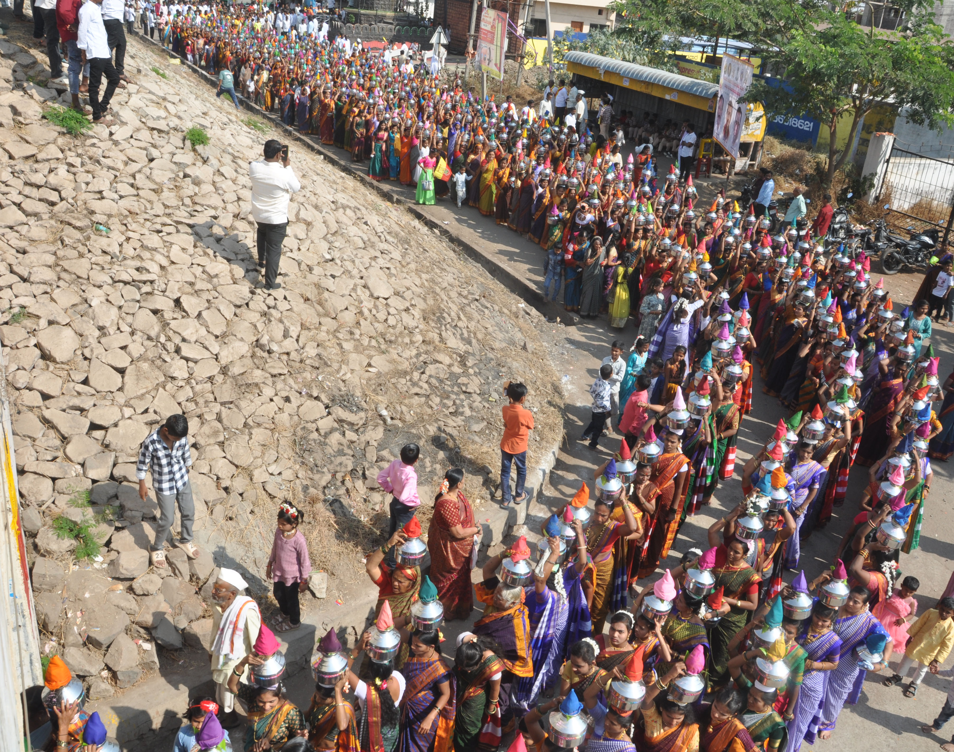 ವಿಜಯಪುರ ತಾಲ್ಲೂಕಿನ ಹಿಟ್ಟಿನಹಳ್ಳಿಯಲ್ಲಿ ಮಂಗಳವಾರ ಆರಂಭವಾದ ಕನ್ನಡ ಸಾಹಿತ್ಯ ಸಮ್ಮೇಳನದ ಅಂಗವಾಗಿ ನಡೆದ ಮೆರವಣಿಗೆಯಲ್ಲಿ ಮಹಿಳೆಯರು ಪೂರ್ಣಕುಂಭ ಹೊತ್ತು ಸಾಗಿದರು –ಪ್ರಜಾವಾಣಿ ಚಿತ್ರ/ಸಂಜೀವ ಅಕ್ಕಿ