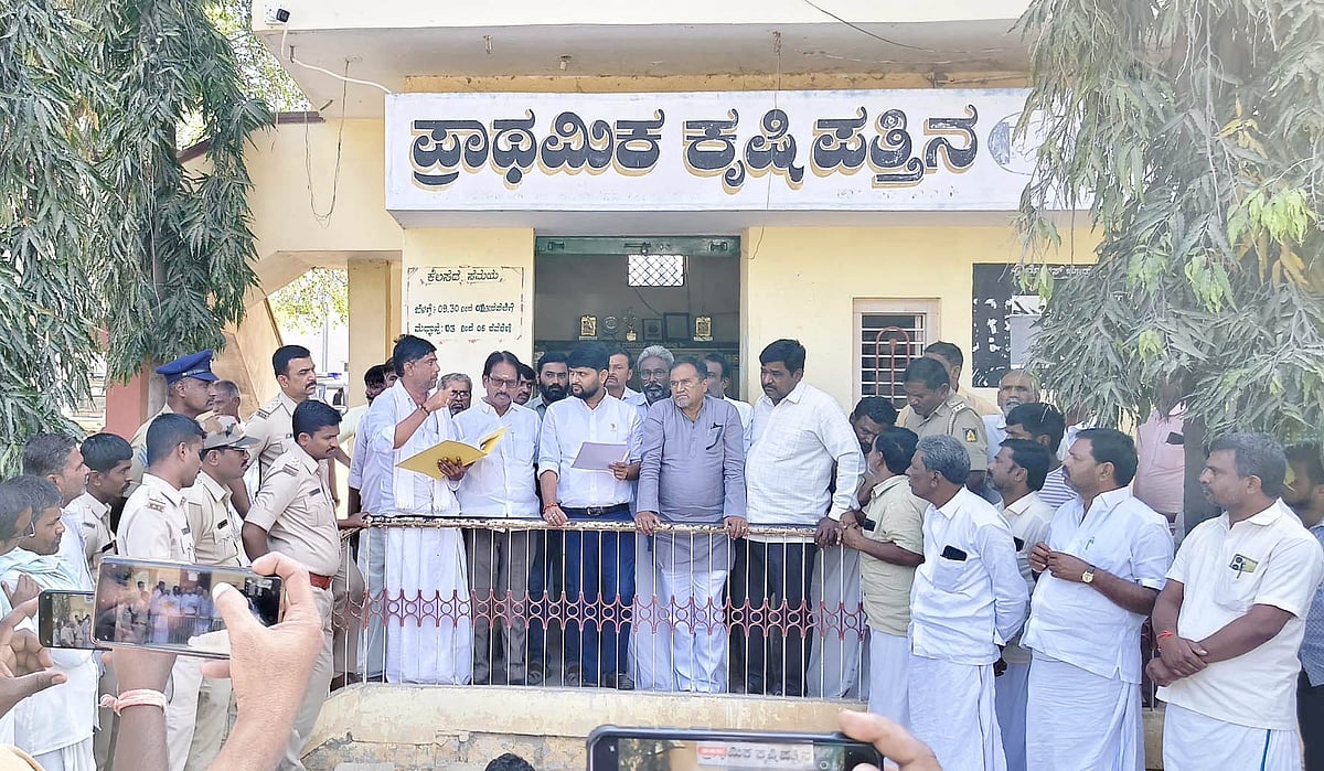 ಸಿಂಧನೂರು: ಜೋಳ ಖರೀದಿ ಕೇಂದ್ರ ಆರಂಭಕ್ಕೆ ಆಗ್ರಹಿಸಿ ರೈತರ ಪ್ರತಿಭಟನೆ