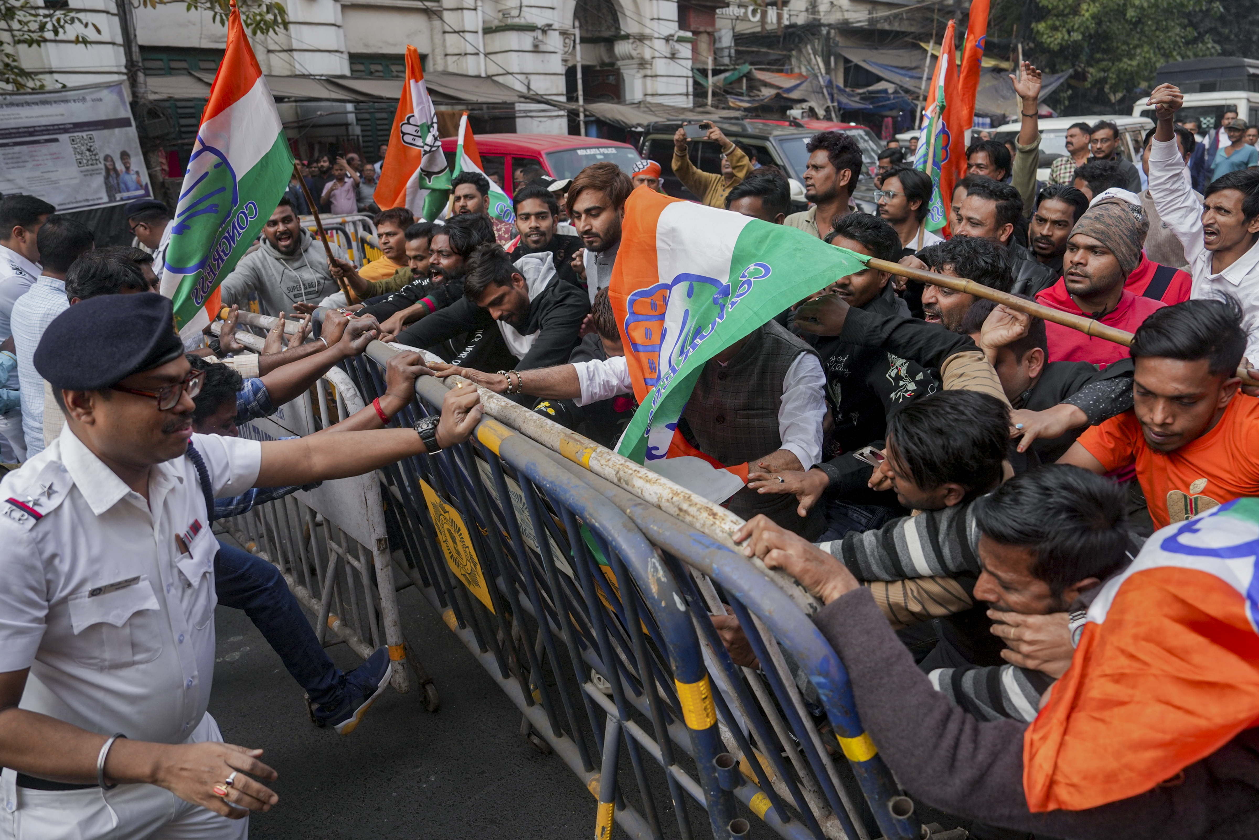 ಎಸ್‌ಐಆರ್‌ ಅನ್ನು ವಿರೋಧಿಸಿ ಪಶ್ಚಿಮ ಬಂಗಾಳದ ಮುಖ್ಯ ಚುನಾವಣಾಧಿಕಾರಿ ಕಚೇರಿಯ ಮುಂದೆ ಪ್ರತಿಭಟನೆ ನಡೆಸಿದ ಕಾಂಗ್ರೆಸ್‌ ಕಾರ್ಯಕರ್ತರು ಬ್ಯಾರಿಕೇಡ್‌ ಅನ್ನು ದೂಡಿ ಮುನ್ನುಗ್ಗಿದರು – ಪಿಟಿಐ ಚಿತ್ರ