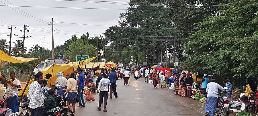 ಹಟ್ಟಿ ಚಿನ್ನದ ಗಣಿ | ರಸ್ತೆಬದಿ ವ್ಯಾಪಾರ: ವಾಹನ ಸವಾರರಿಗೆ ತೊಂದರೆ