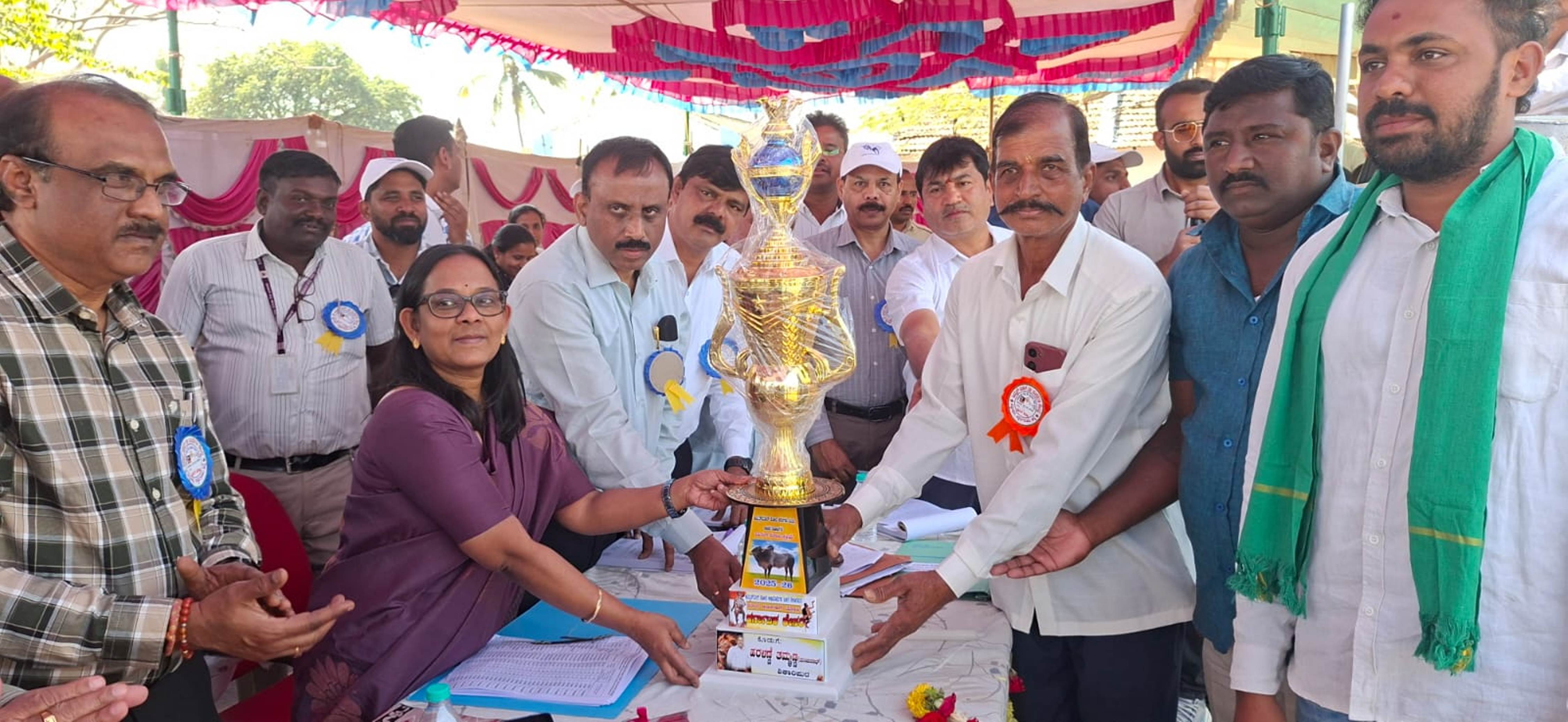 ಶಿವಮೊಗ್ಗ ಜಿಲ್ಲೆ ಶಿಕಾರಿಪುರದ ಹೊಸೂರಿನ ಕೃಷಿಕ ವೀರೇಂದ್ರ ಪಾಟೀಲ್‌ ₹207500ಕ್ಕೆ ಬಿಡ್‌ ಮಾಡಿ ಪಡೆದು ಜೋಡಿಕರುಗಳ ಅತಿ ಹೆಚ್ಚಿನ ಬಿಡ್‌ದಾರ ಎನಿಸಿ ಪಶುಸಂಗೋಪನೆ ಮತ್ತು ಮೀನುಗಾರಿಕಾ ಇಲಾಖೆ ಕಾರ್ಯದರ್ಶಿ ವಿನೋದಪ್ರಿಯಾ ಅವರಿಂದ ಟ್ರೋಫಿ ಸ್ವೀಕರಿಸಿದರು