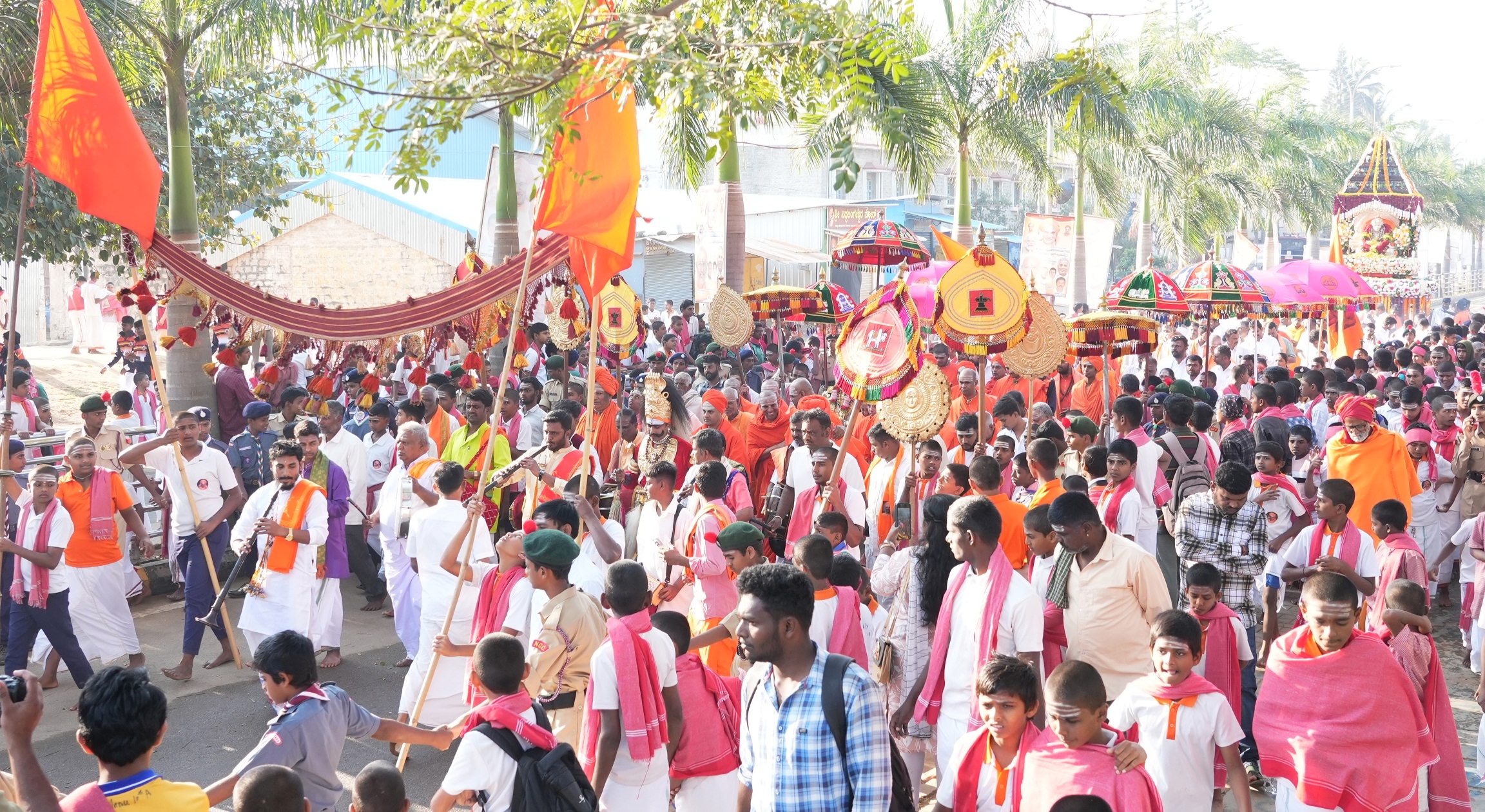 ಮಠದ ಆವರಣದಲ್ಲಿ ಶಿವಕುಮಾರ ಸ್ವಾಮೀಜಿ ಭಾವಚಿತ್ರದ ಮೆರವಣಿಗೆ ನಡೆಯಿತು