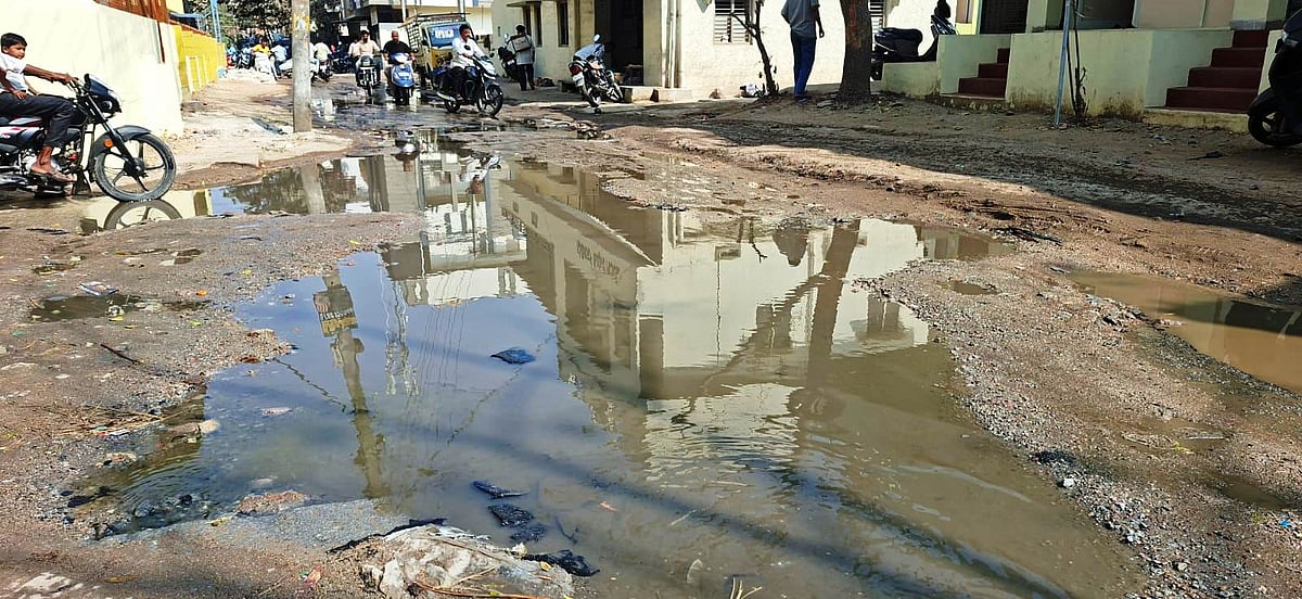 ಕುಂದು ಕೊರತೆ | ಬಳ್ಳಾರಿ: ರಸ್ತೆಯ ಮೇಲೆ ಚರಂಡಿ ನೀರು ಹರಿದರೂ ಕೇಳೋರಿಲ್ಲ!!!