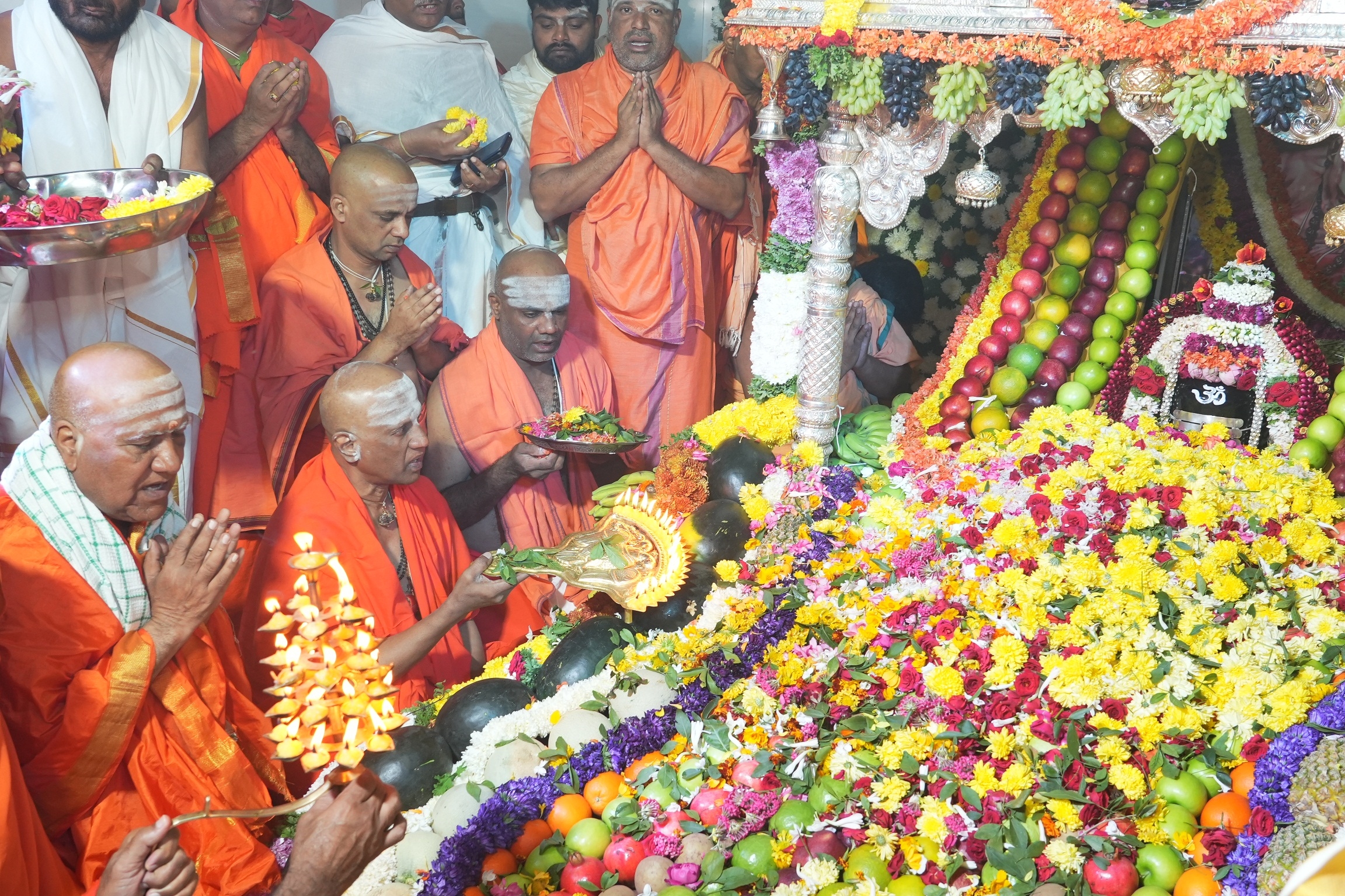 ತುಮಕೂರಿನ ಸಿದ್ಧಗಂಗಾ ಮಠದಲ್ಲಿ ಬುಧವಾರ ಶಿವಕುಮಾರ ಸ್ವಾಮೀಜಿ ಗದ್ದುಗೆಗೆ ಸಿದ್ಧಲಿಂಗ ಸ್ವಾಮೀಜಿ ಪೂಜೆ ಸಲ್ಲಿಸಿದರು