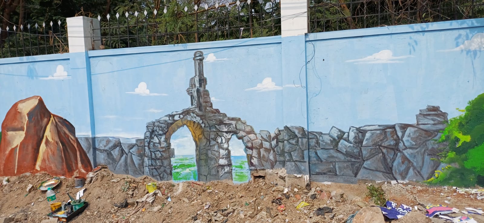 ರಾಯಚೂರು ಉತ್ಸವದ ಅಂಗವಾಗಿ ರಾಯಚೂರಿನ ಲಿಂಗಸುಗೂರು ರಸ್ತೆಯಲ್ಲಿ ಗೋಡೆಗಳ ಮೇಲೆ ಗದಗಿನ ಕಲಾವಿದರು ಮುದಗಲ್‌ ಕೋಟೆಯ ಅವಶೇಷದ ಚಿತ್ರ ಬಿಡಿಸಿರುವುದು