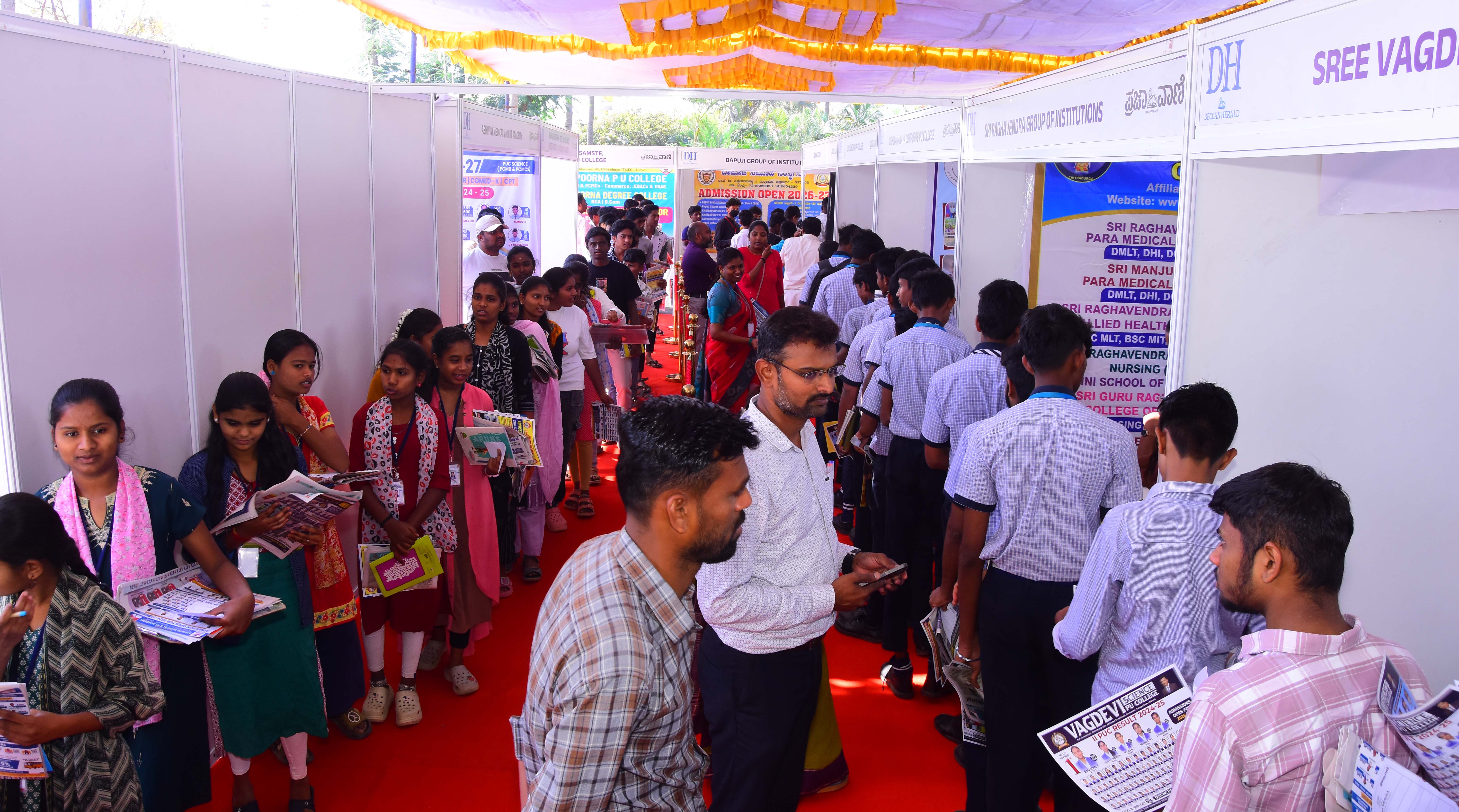 ಸಭಾಂಗಣದ ಎದುರು ವಿವಿಧ ವಿದ್ಯಾಸಂಸ್ಥೆಗಳು ಹಾಕಲಾಗಿದ್ದ ಮಳಿಗೆಗಳನ್ನು ವಿದ್ಯಾರ್ಥಿಗಳು ವೀಕ್ಷಿಸುತ್ತಿರುವುದು