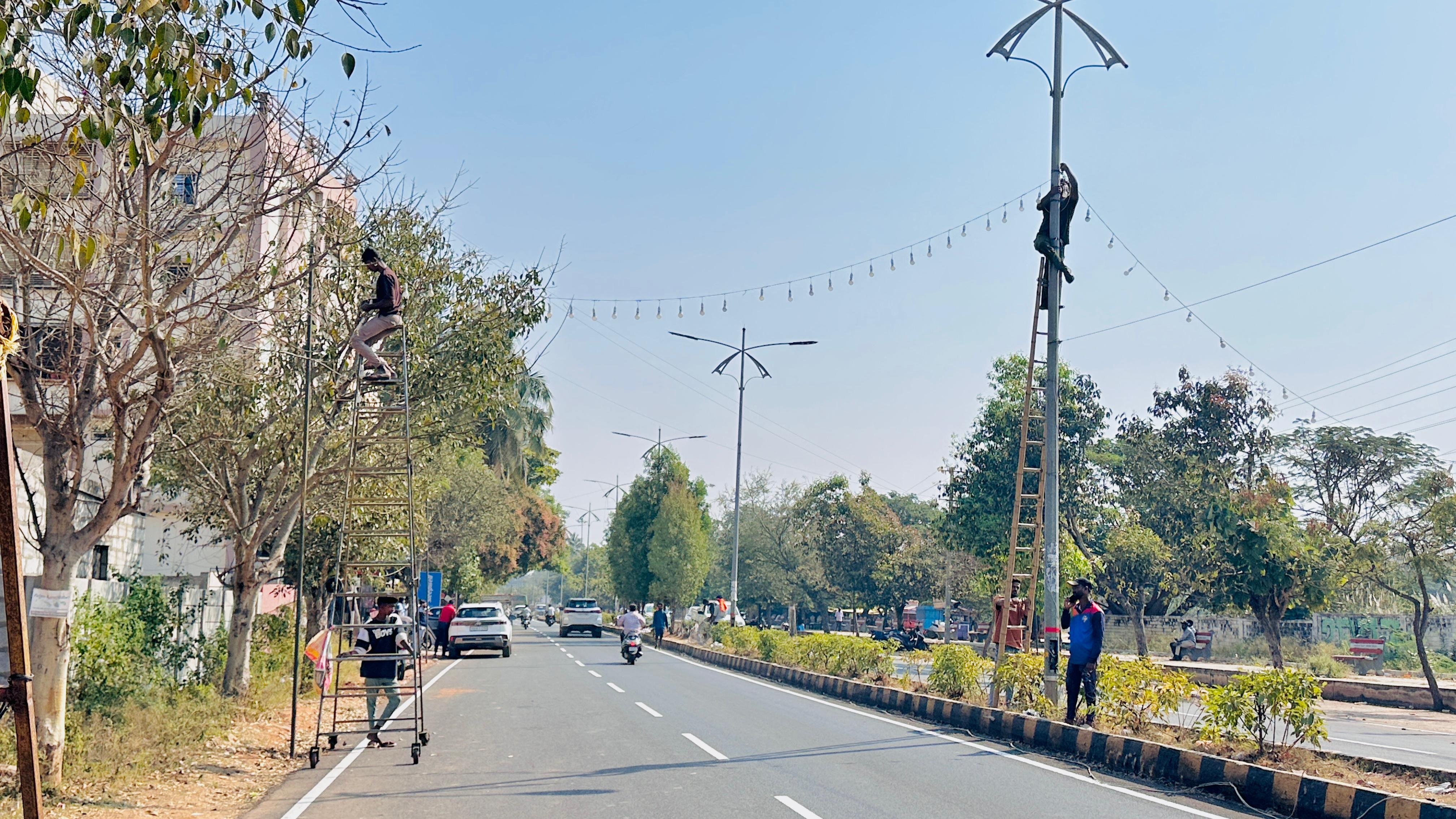 ಹಂಪಿ ಉತ್ಸವ ಪ್ರಯುಕ್ತ ಹೊಸಪೇಟೆ ನಗರದಲ್ಲಿ ರಸ್ತೆಗಳಿಗೆ ವಿದ್ಯುತ್ ದೀಪಾಲಂಕಾರ ಮಾಡಲು ಸಿದ್ಧತಾ ಕೆಲಸಗಳು  ಬುಧವಾರ ಆರಂಭಗೊಂಡವು  –ಪ್ರಜಾವಾಣಿ ಚಿತ್ರ