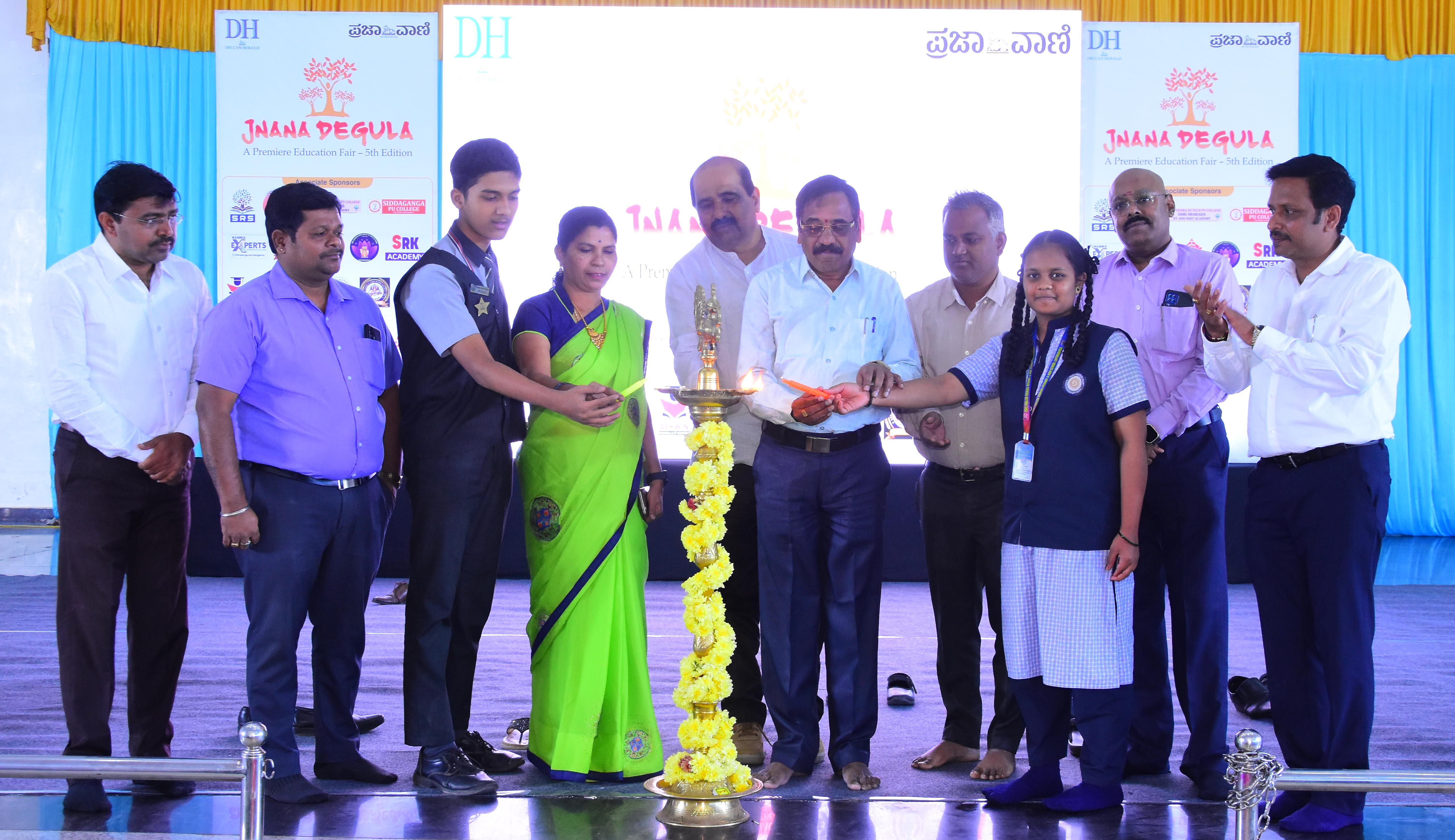 ಚಿತ್ರದುರ್ಗದ ರೆಡ್ಡಿ ಸಮುದಾಯ ಭವನದಲ್ಲಿ ಬುಧವಾರ ‘ಪ್ರಜಾವಾಣಿ’ ಹಾಗೂ ‘ಡೆಕ್ಕನ್‌ ಹೆರಾಲ್ಡ್‌’ ಪತ್ರಿಕಾ ಬಳಗ ಆಯೋಜಿಸಿದ್ದ ಜ್ಞಾನದೇಗುಲ ಶೈಕ್ಷಣಿಕ ಮೇಳವನ್ನು ಶಾಲಾ ಶಿಕ್ಷಣ ಇಲಾಖೆ ಉಪ ನಿರ್ದೇಶಕ ಎಂ.ಆರ್.ಮಂಜುನಾಥ್‌ ಹಾಗೂ ಕ್ಷೇತ್ರ ಶಿಕ್ಷಣಾಧಿಕಾರಿ ಎಚ್‌.ಗಿರಿಜಾ ಅವರು ವಿದ್ಯಾರ್ಥಿಗಳ ಮೂಲಕ ಉದ್ಘಾಟಿಸಿದರು. ಎಂ.ಎನ್‌.ಯೋಗೇಶ್‌ ನಂದಗೋಪಾಲ ವೆಂಕಟೇಶ್‌ ರೆಡ್ಡಿ ಎಸ್‌.ಕೆ.ನೃಪತುಂಗ ಅನಂತ್‌ ಪ್ರಮೋದ್‌ ಭಾಗವತ್‌ ಇದ್ದಾರೆ