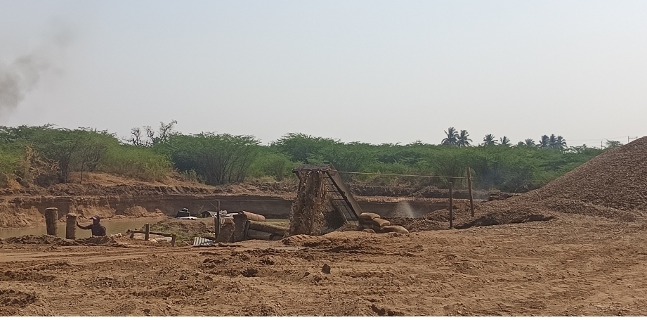 ಮರಳು ಫಿಲ್ಟರ್ ಮಾಡುತ್ತಿರುವುದು