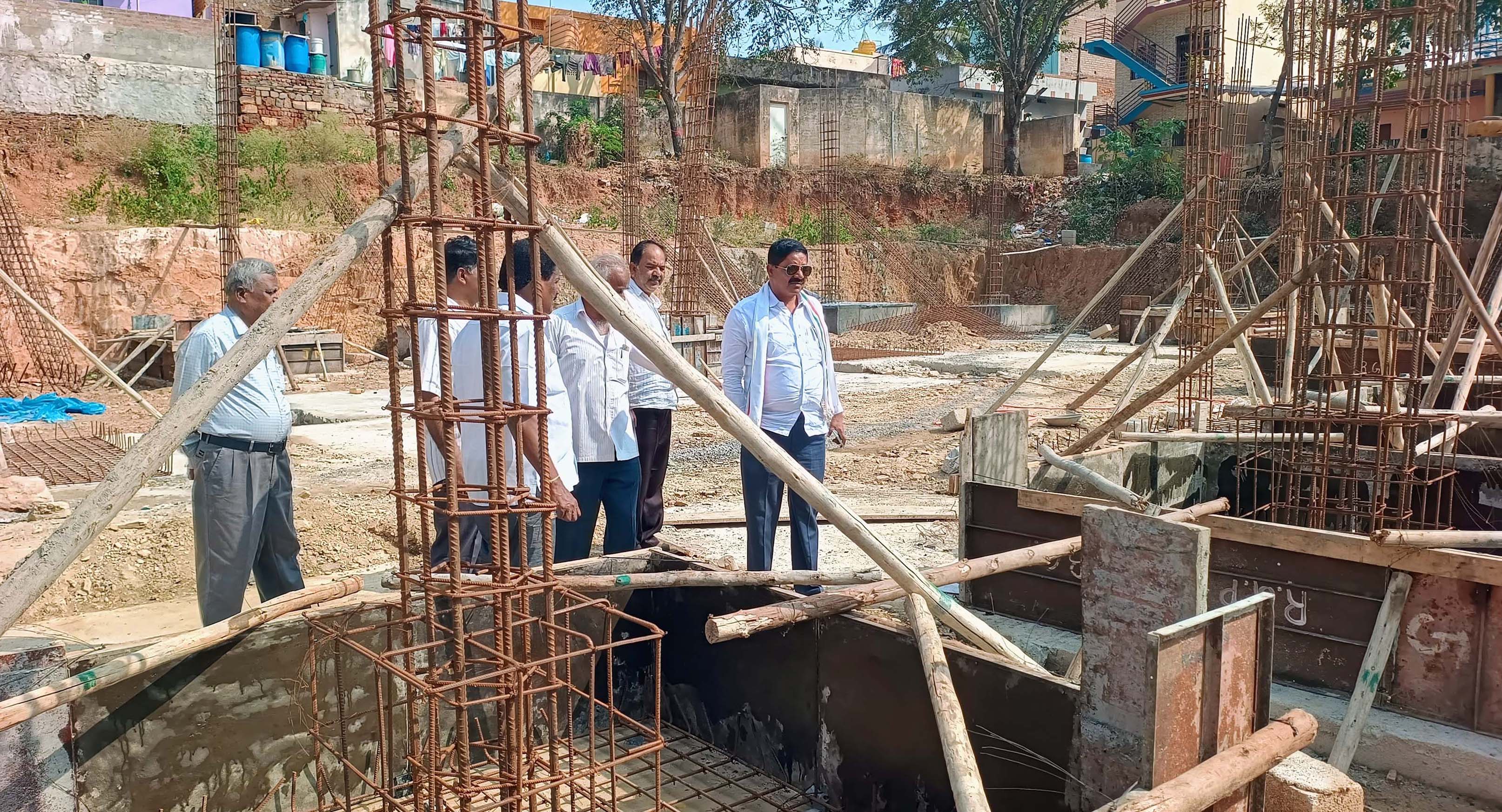 ಜಗಳೂರಿನಲ್ಲಿ  ರೂ.10 ಕೋಟಿ ವೆಚ್ಚದಲ್ಲಿ ನಿರ್ಮಾಣವಾಗುತ್ತಿರುವ ಸರ್ಕಾರಿ ಕಚೇರಿ ಕಟ್ಟಡಗಳ ಸಂಕೀ್ರ್ಣ ಕಾಮಗಾರಿಯನ್ನು ಈಚೆಗೆ ಶಾಸಕ ಬಿ. ದೇವೇಂದ್ರಪ್ಪ ಪರಿಶೀಲಿಸಿದರು. ಎಇಇ ನಾಗರಾಜ್ ಎಇ ಪುರುಷೋತ್ತಮರೆಡ್ಡಿ ಇದ್ದರು.