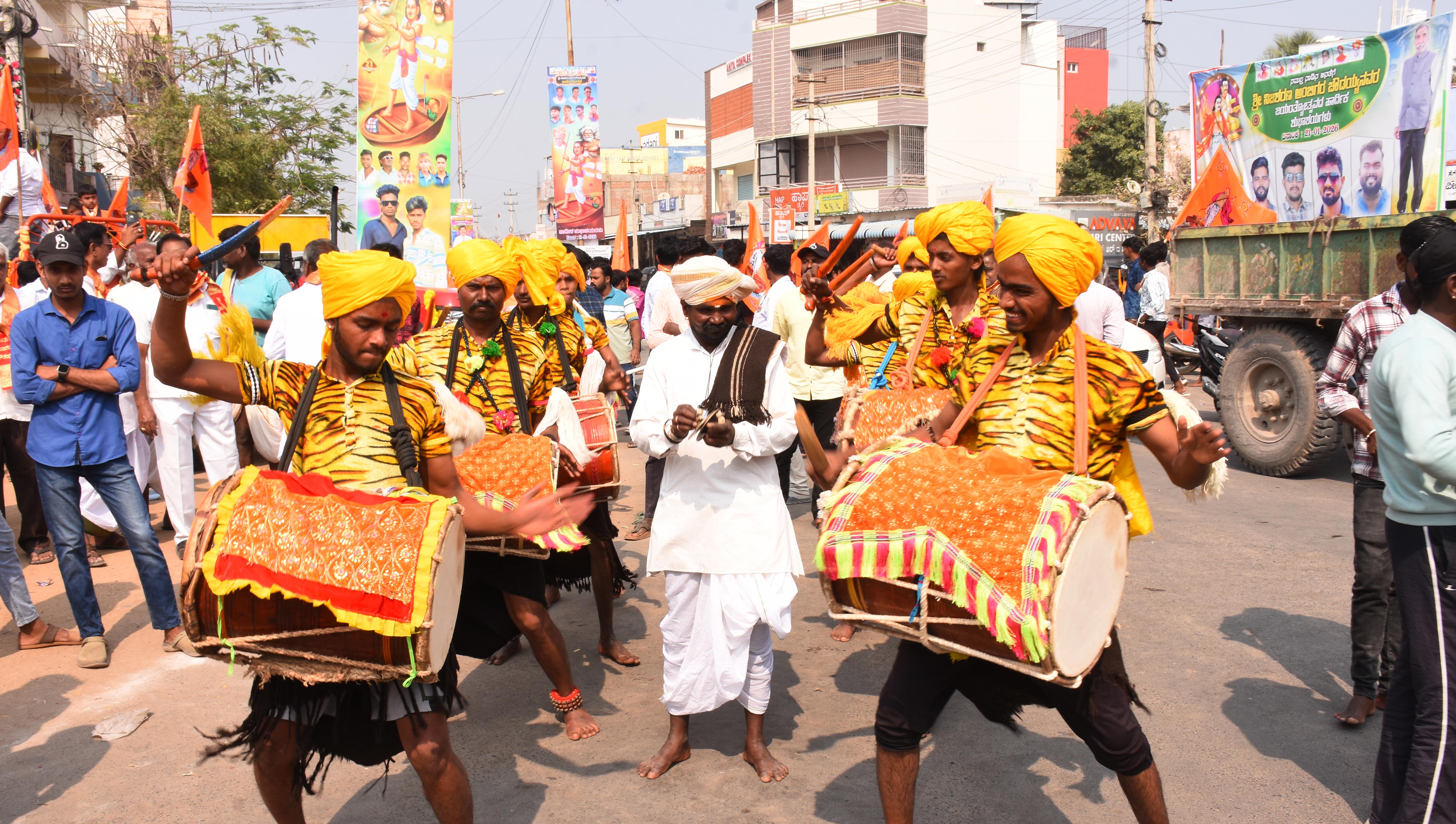 ಯಾದಗಿರಿಯಲ್ಲಿ ಬುಧವಾರ ನಿಜಶರಣ ಅಂಬಿಗರ ಚೌಡಯ್ಯ ಜಯಂತಿ ಅಂಗವಾಗಿ ನಡೆದ ಮೆರವಣಿಗೆಯ ಡೊಳ್ಳು ಪ್ರದರ್ಶನ