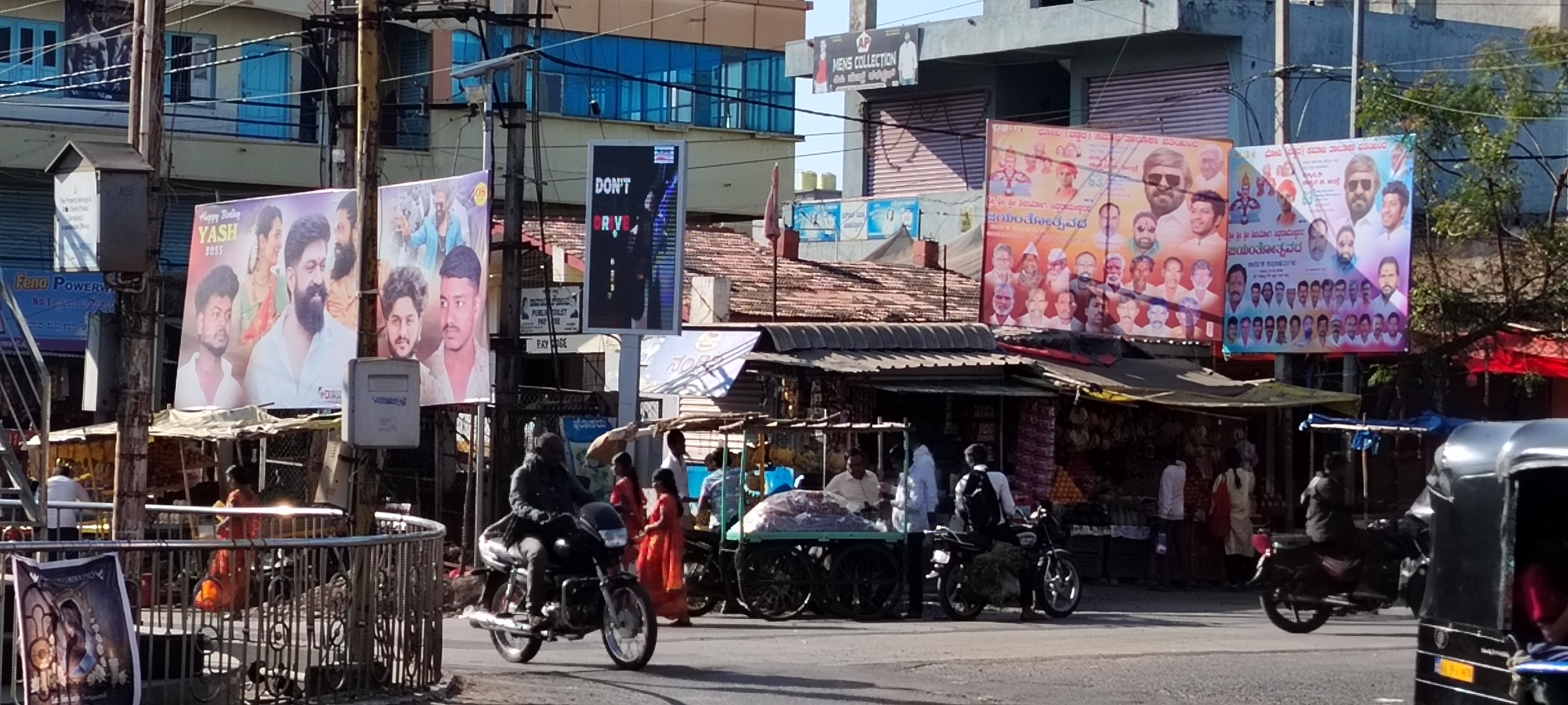 ಭಾಲ್ಕಿಯ ಮಹಾತ್ಮ ಗಾಂಧಿ ವೃತ್ತದ ಬಳಿ ಜಿಲ್ಲಾ ಪೊಲೀಸ್ ಇಲಾಖೆ ವತಿಯಿಂದ ಅಳವಡಿಸಿರುವ ಸಂಚಾರ ನಿಯಮಗಳ ಜಾಗೃತಿ ಎಲ್ ಇಡಿ ಸೂಚನಾ ಫಲಕ