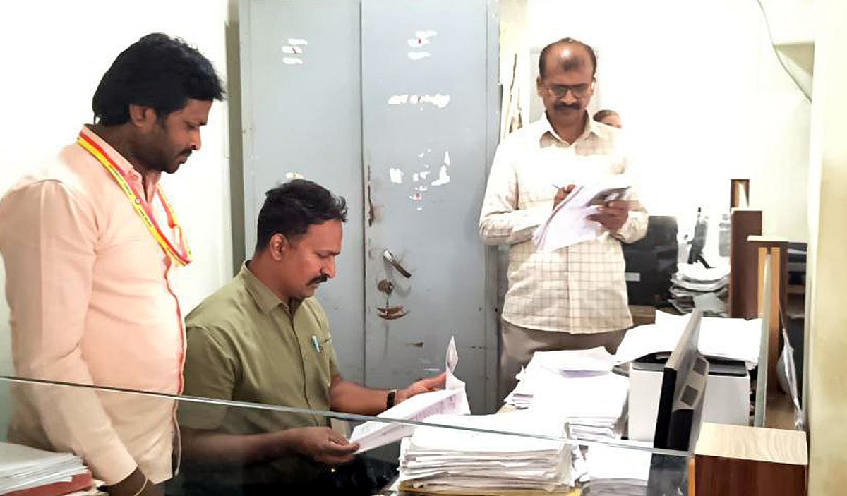 ಶಿಕಾರಿಪುರ: ಪುರಸಭೆ ಕಚೇರಿಗೆ ಲೋಕಾಯುಕ್ತ ಅಧಿಕಾರಿ ಭೇಟಿ; ಕಡತ ಪರಿಶೀಲನೆ