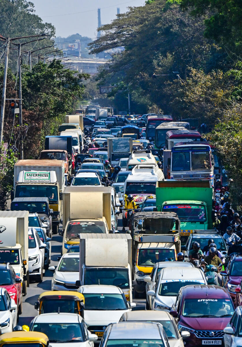 ಹಳೆ ಮದ್ರಾಸ್ ರಸ್ತೆಯಲ್ಲಿನ ವಾಹನ ದಟ್ಟಣೆ