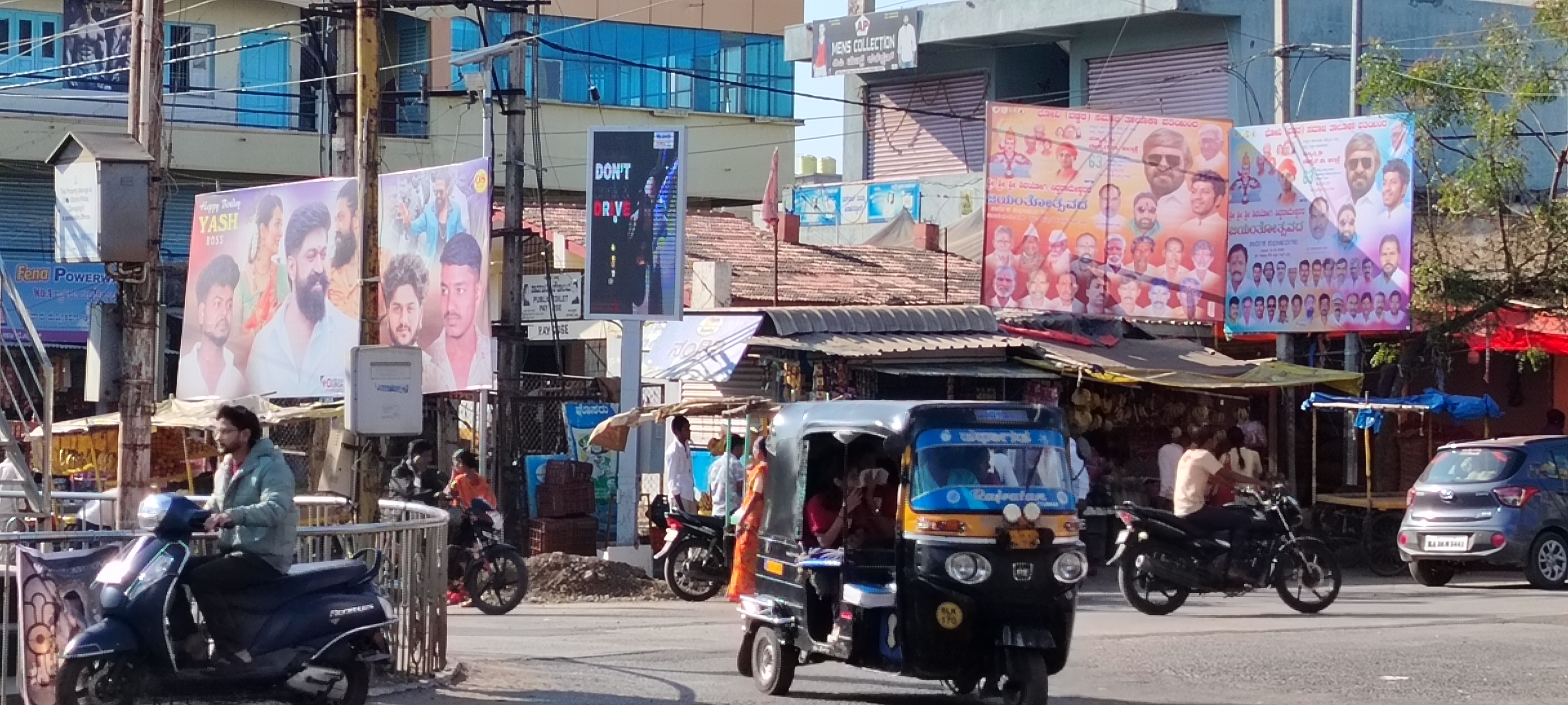 ಭಾಲ್ಕಿಯ ಮಹಾತ್ಮ ಗಾಂಧಿ ವೃತ್ತದ ಬಳಿ ಜಿಲ್ಲಾ ಪೊಲೀಸ್ ಇಲಾಖೆ ವತಿಯಿಂದ ಅಳವಡಿಸಿರುವ ಸಂಚಾರ ನಿಯಮಗಳ ಜಾಗೃತಿ ಎಲ್ ಇಡಿ ಸೂಚನಾ ಫಲಕ