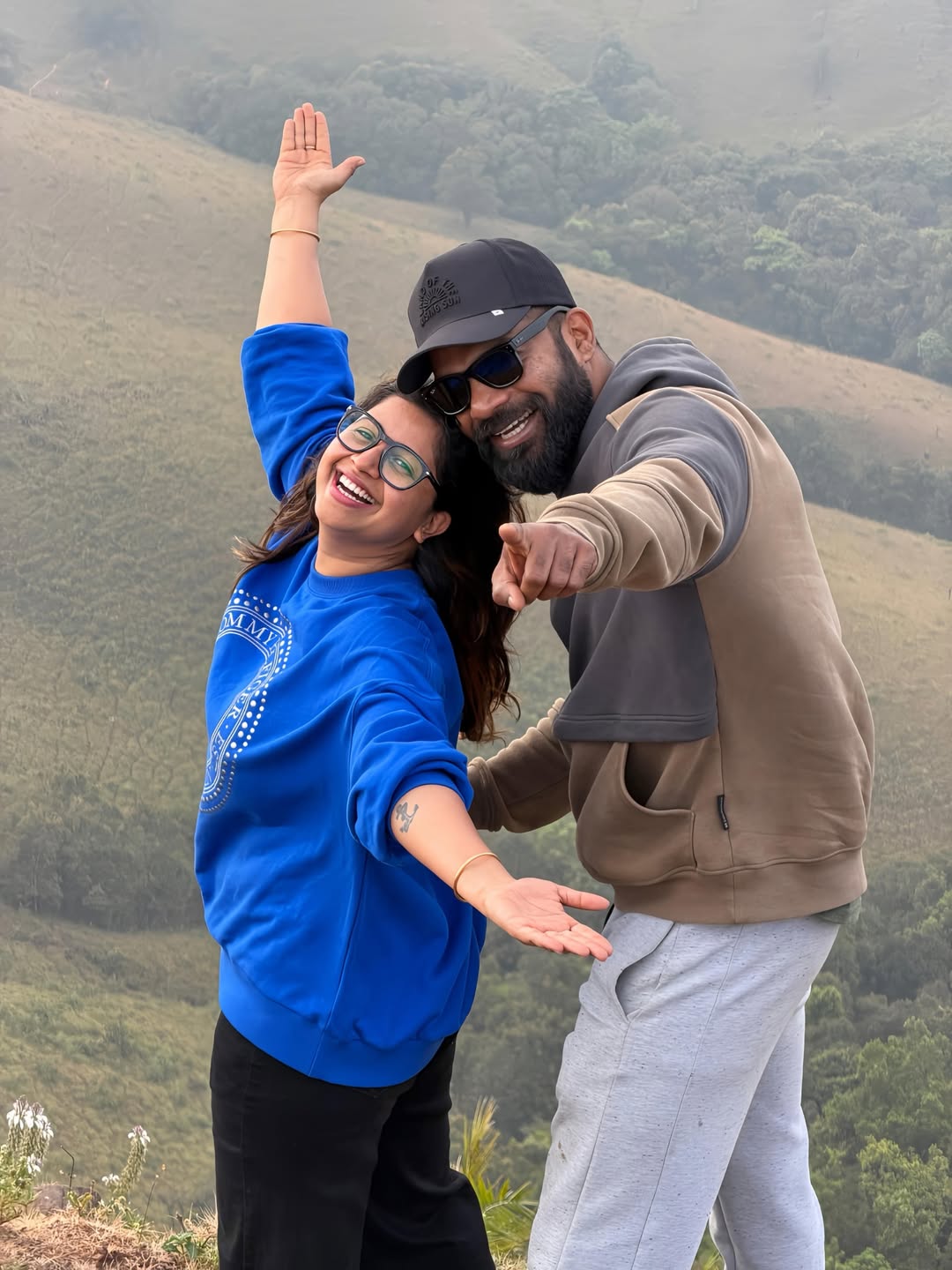 ಪತಿ ರೋಷನ್‌, ನಿರೂಪಕಿ ಅನುಶ್ರೀ 