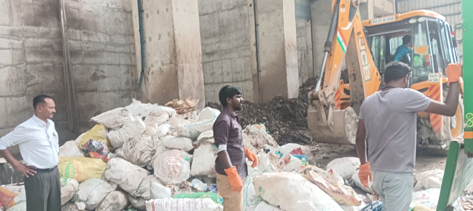 ವಿದ್ಯುತ್ ಸ್ಥಾವರ ತಲುಪಿದ ಗ್ರಾ.ಪಂ.ಗಳ ಮಟ್ಟದಲ್ಲಿ ಸಂಗ್ರಹವಾದ ಒಣ ತ್ಯಾಜ್ಯ ಪರಿಶೀಲಿಸಿದ ಜಿಲ್ಲಾ ಪಂಚಾಯಿತಿಯ ಮುಖ್ಯ ಯೋಜನಾಧಿಕಾರಿ ಚಿಕ್ಕಸುಬ್ಬಯ್ಯ