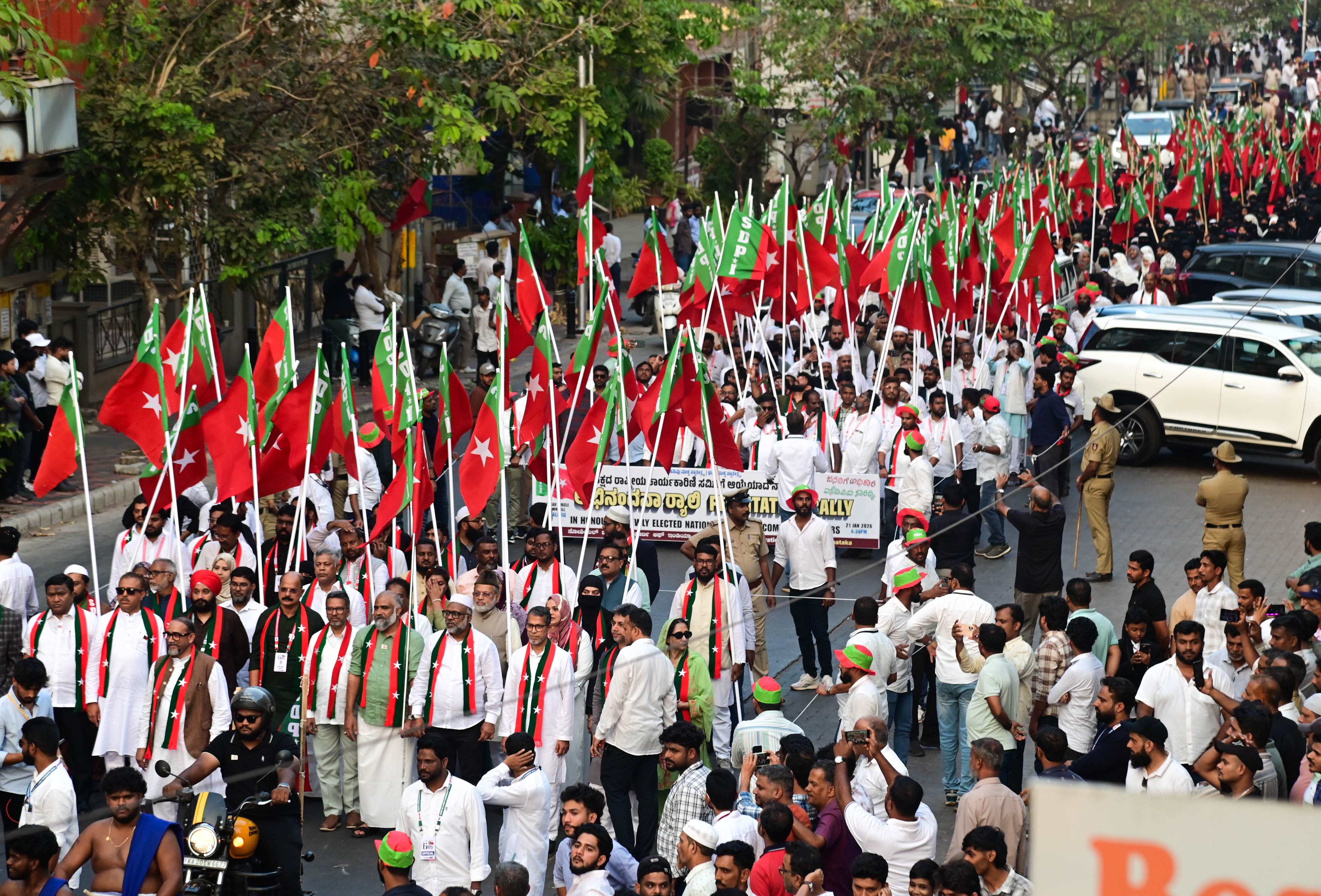 ಎಸ್‌ಡಿಪಿಐ ರಾಷ್ಟ್ರೀಯ ಕಾರ್ಯಕಾರಿ ಸಮಿತಿಗೆ ಆಯ್ಕೆಯಾದವರ ಅಭಿನಂದನೆ ಸಮಾರಂಭದ ಅಂಗವಾಗಿ ಮಂಗಳೂರಿನಲ್ಲಿ ಬುಧವಾರ ಸಂಜೆ ಮೆರವಣಿಗೆ ನಡೆಯಿತು