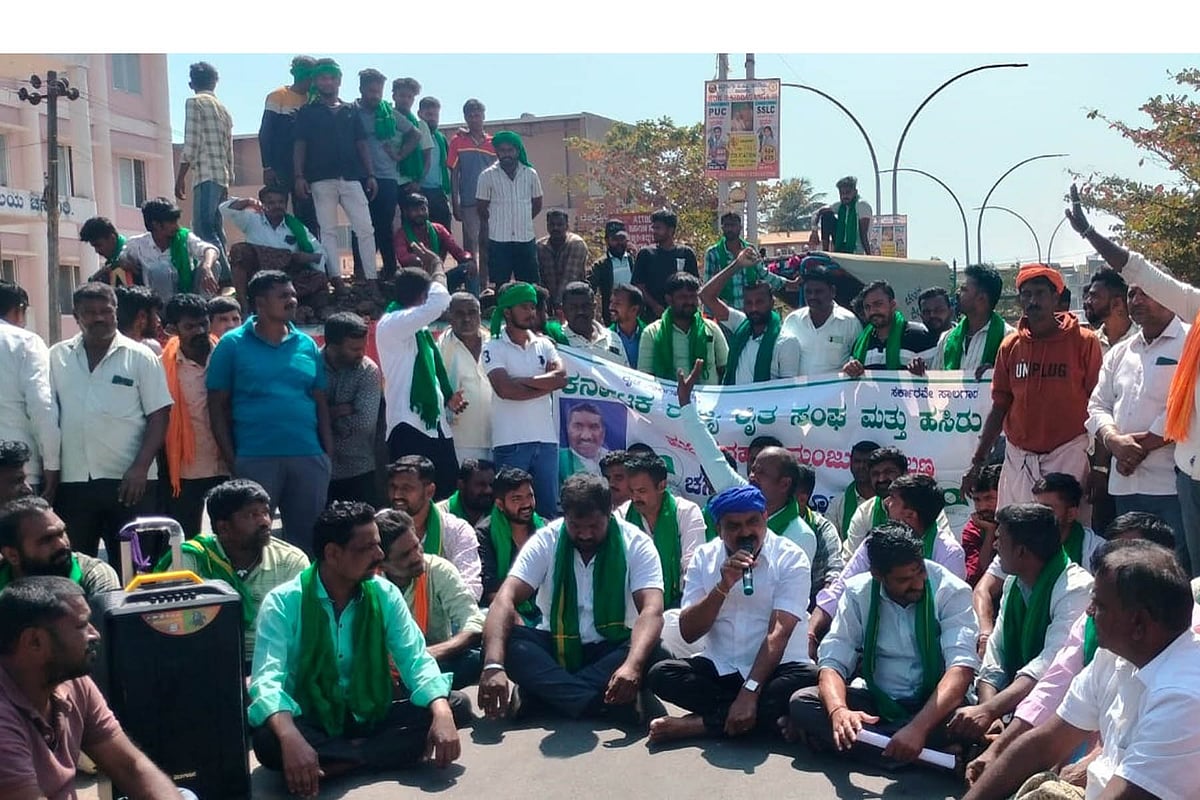 ಚನ್ನಗಿರಿ| ಮಣ್ಣು ಸಾಗಣೆಗೆ ಅಧಿಕಾರಿಗಳಿಂದ ಅಡ್ಡಿ; ರೈತರ ಪ್ರತಿಭಟನೆ