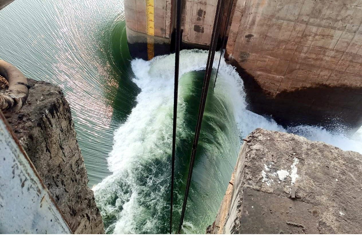 ಈಚೇಗೆ ಗೇಟ್ ಕಿತ್ತು ಹೋದ ಪರಿಣಾಮವಾಗಿ ಅಪಾರ ಪ್ರಮಣದ ನೀರು ಹರಿದು ಹೋಗುತ್ತಿರುವುದು.
