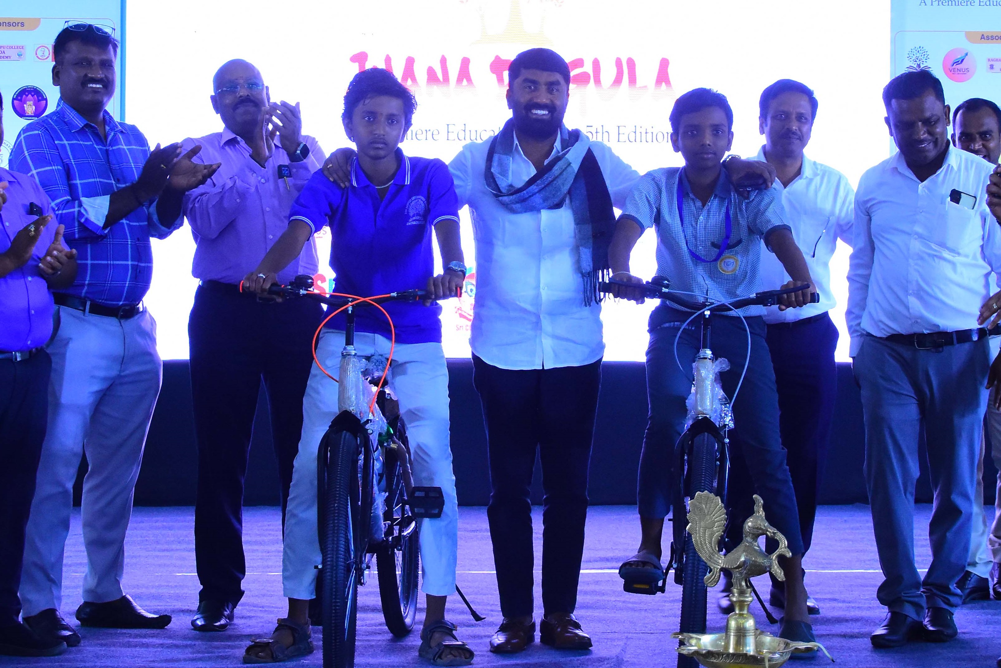 ಶ್ರೀ ಸಂಪಿಗೆ ಸಿದ್ದೇಶ್ವರ ಪ್ರೌಢಶಾಲೆಯ ದರ್ಶನ್‌ ಕುಮಾರ್‌ ವಿಶ್ವಮಾನವ ಶಾಲೆಯ ಲೋಹಿತ್‌ ಕುಮಾರ್‌ ಅವರಿಗೆ ರಾಜ್ಯ ಸಫಾಯಿ ಕರ್ಮಚಾರಿ ಆಯೋಗದ ಅಧ್ಯಕ್ಷರು ಪಿ. ರಘು ಸೈಕಲ್‌ ವಿತರಣೆ ಮಾಡಿದರು