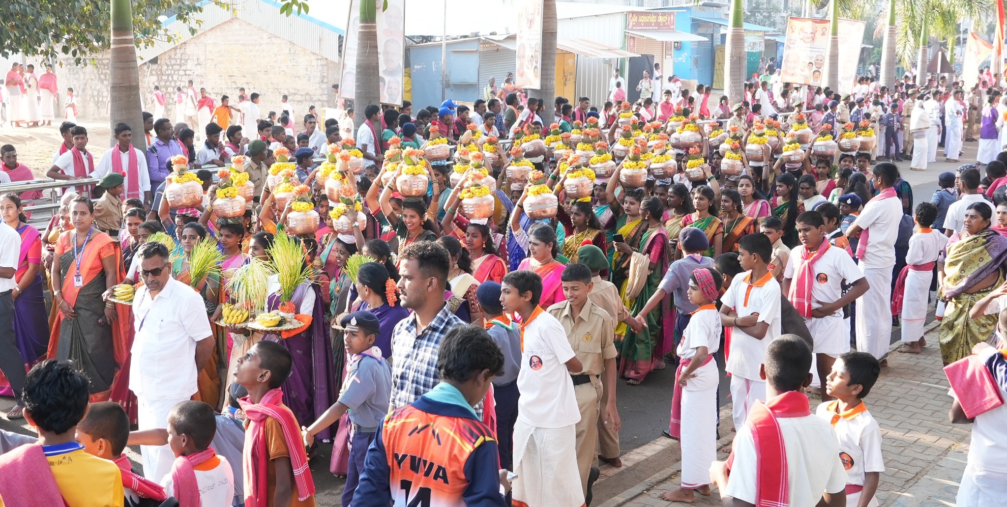 ಕಳಸ ಹೊತ್ತ ಸುಮಂಗಲಿಯರು ಮೆರವಣಿಗೆಯಲ್ಲಿ ಪಾಲ್ಗೊಂಡರು