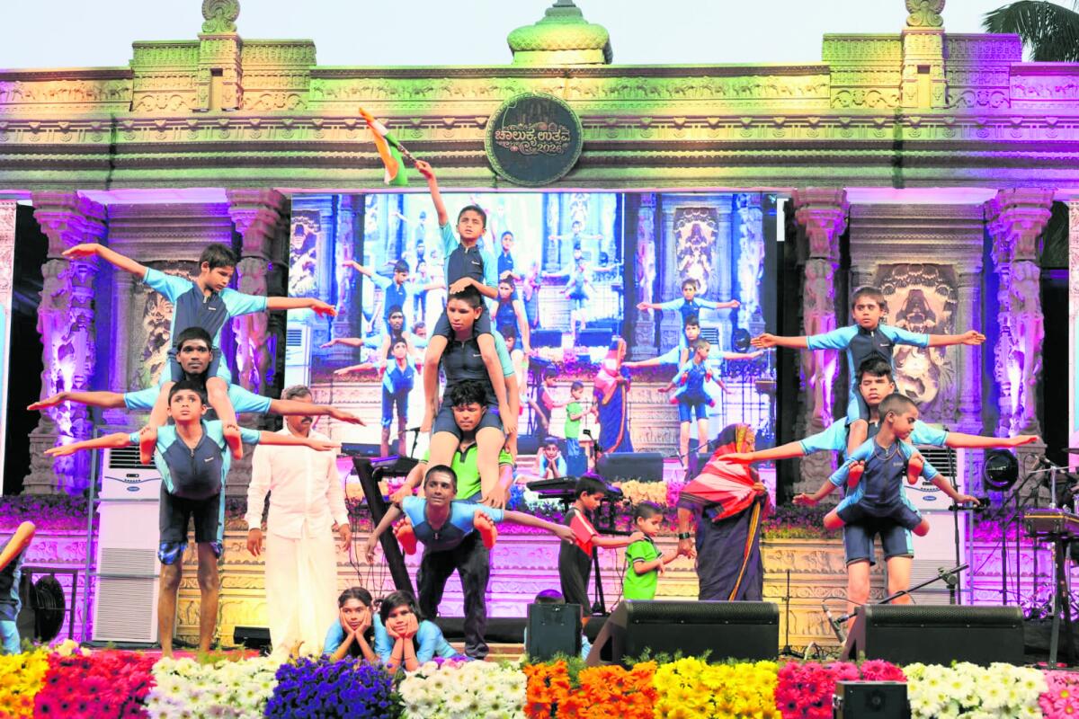 ಬಾದಾಮಿಯಲ್ಲಿ ನಡೆದ ಚಾಲುಕ್ಯ ಉತ್ಸವದಲ್ಲಿ ಗದುಗಿನ ಜ್ಞಾನಸಿಂಧು ಅಂಧಮಕ್ಕಳ ವಸತಿ ಶಾಲೆಯ ವಿದ್ಯಾರ್ಥಿಗಳಿಂದ ಯೋಗ