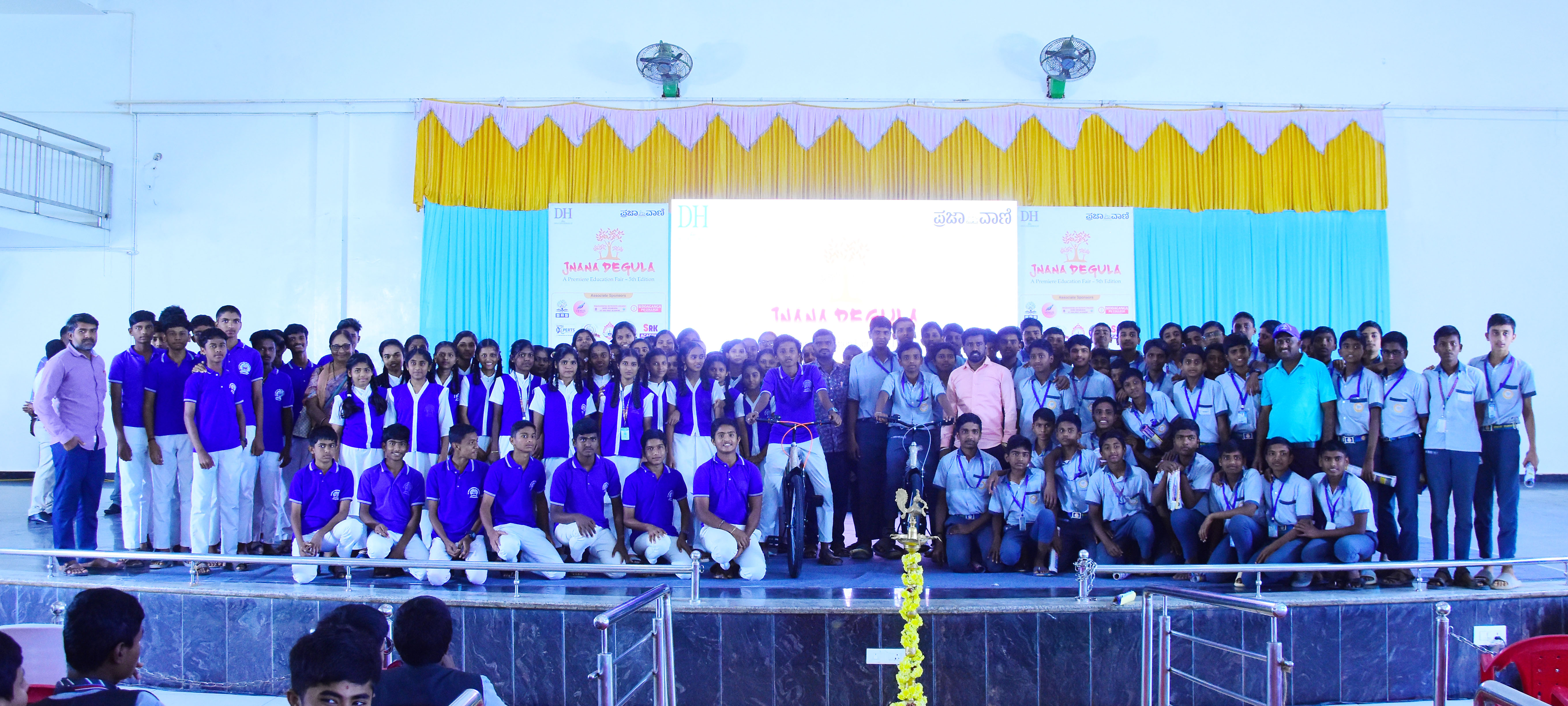 ಸೈಕಲ್‌ ಪಡೆದ ಶಾಲೆಗಳ ವಿದ್ಯಾರ್ಥಿಗಳು ಸಿಬ್ಬಂದಿ ಸಂಭ್ರಮಿಸುತ್ತಿರುವುದು