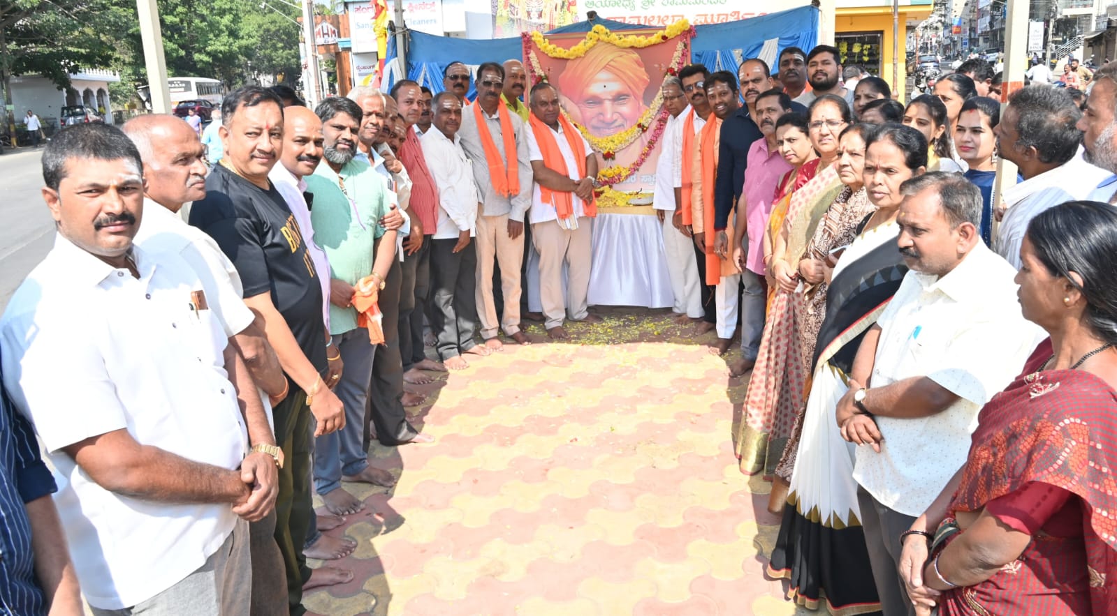 ಶ್ರೀರಾಮ ಗೆಳೆಯರ ಬಳಗದ ವತಿಯಿಂದ ಚಾಮುಂಡಿಪುರಂನಲ್ಲಿ ಆಯೋಜಿಸಿದ್ದ ಕಾರ್ಯಕ್ರಮದಲ್ಲಿ ಟಿ.ಎಸ್. ಶ್ರೀವತ್ಸ ಸಂದೀಪ್‌ ಚಂದ್ರಶೇಖರ್‌ ಅಮರನಾಥ್‌ ರಾಜೇ ಅರಸ್‌ ನಾಗರಾಜ್‌ ಜೋಗಿ ಮಂಜು ಸೋಮಸುಂದರ್‌ ವಿದ್ಯಾ ಅರಸ್‌ ಜಗದೀಶ್‌ ಲಿಂಗಣ್ಣ ಜೀವಧಾರ ಗಿರೀಶ್‌ ಬಸವಣ್ಣ ಕೆ.ಆರ್‌.ಬ್ಯಾಂಕ್‌ ಬಸಪ್ಪ ಪಾಲ್ಗೊಂಡರು