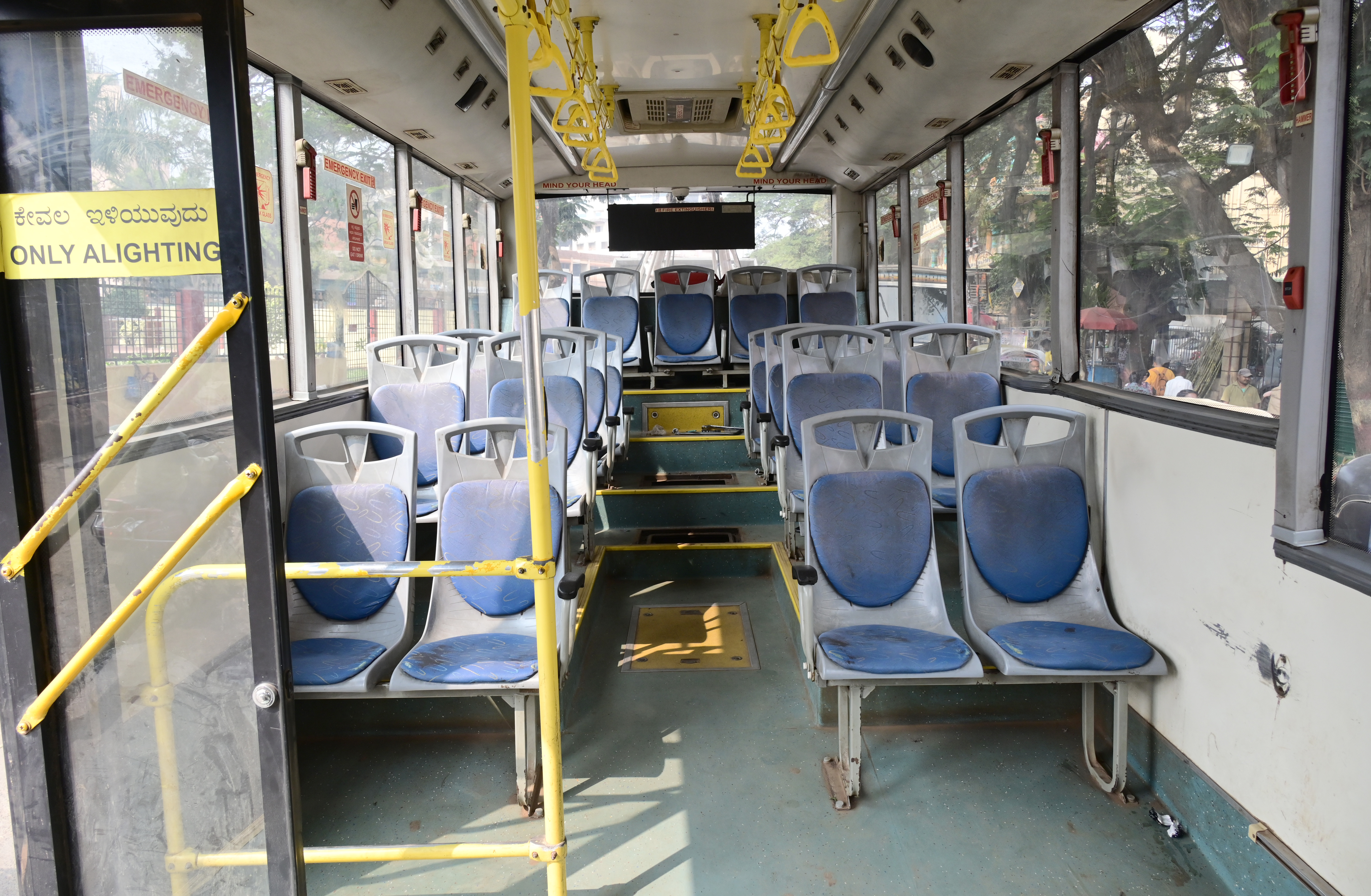 ಚಿಗರಿ ಬಸ್‌ವೊಂದರಲ್ಲಿ ಸೀಟುಗಳು ಕೊಳೆಗಟ್ಟಿರುವುದು
