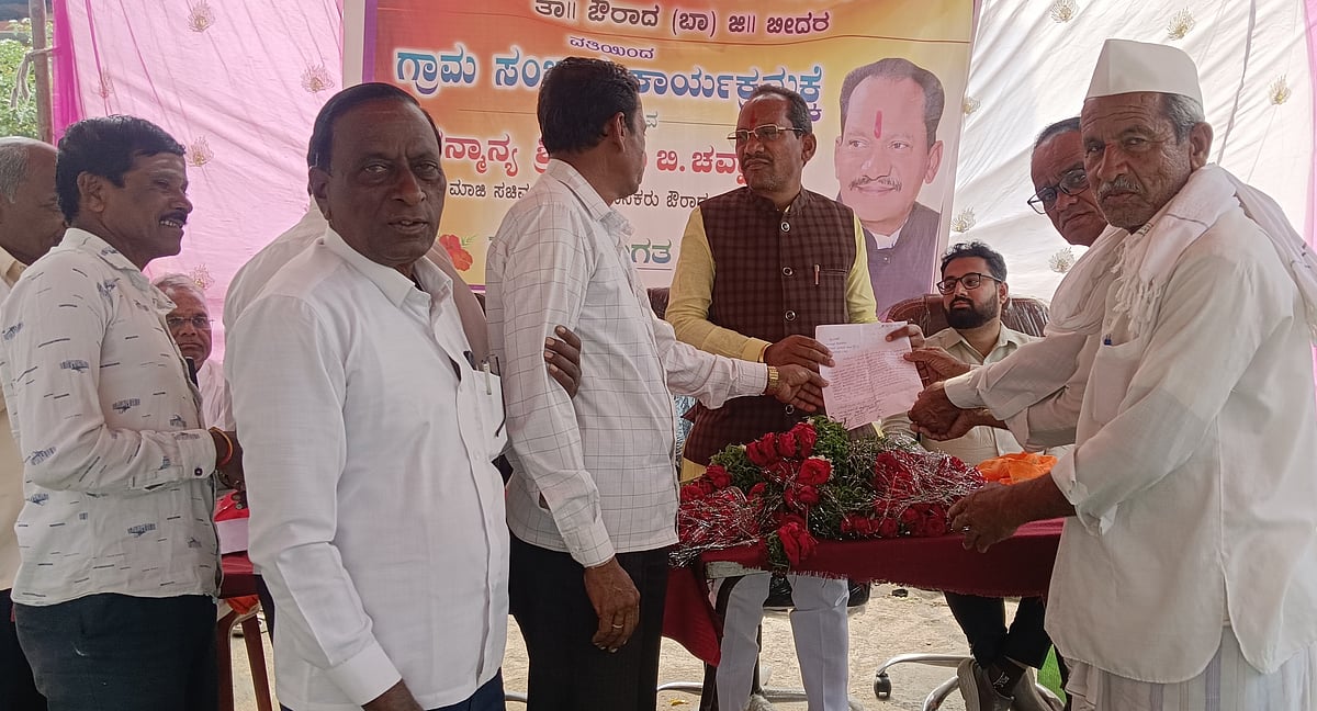 ಔರಾದ್| ತಾಳೆಯಾಗದ ಗುರುತು,ಸಿಗದ ಪಡಿತರ: ಶಾಸಕರು, ಅಧಿಕಾರಿಗಳ ಎದುರು ವೃದ್ಧರ ಗೋಳು