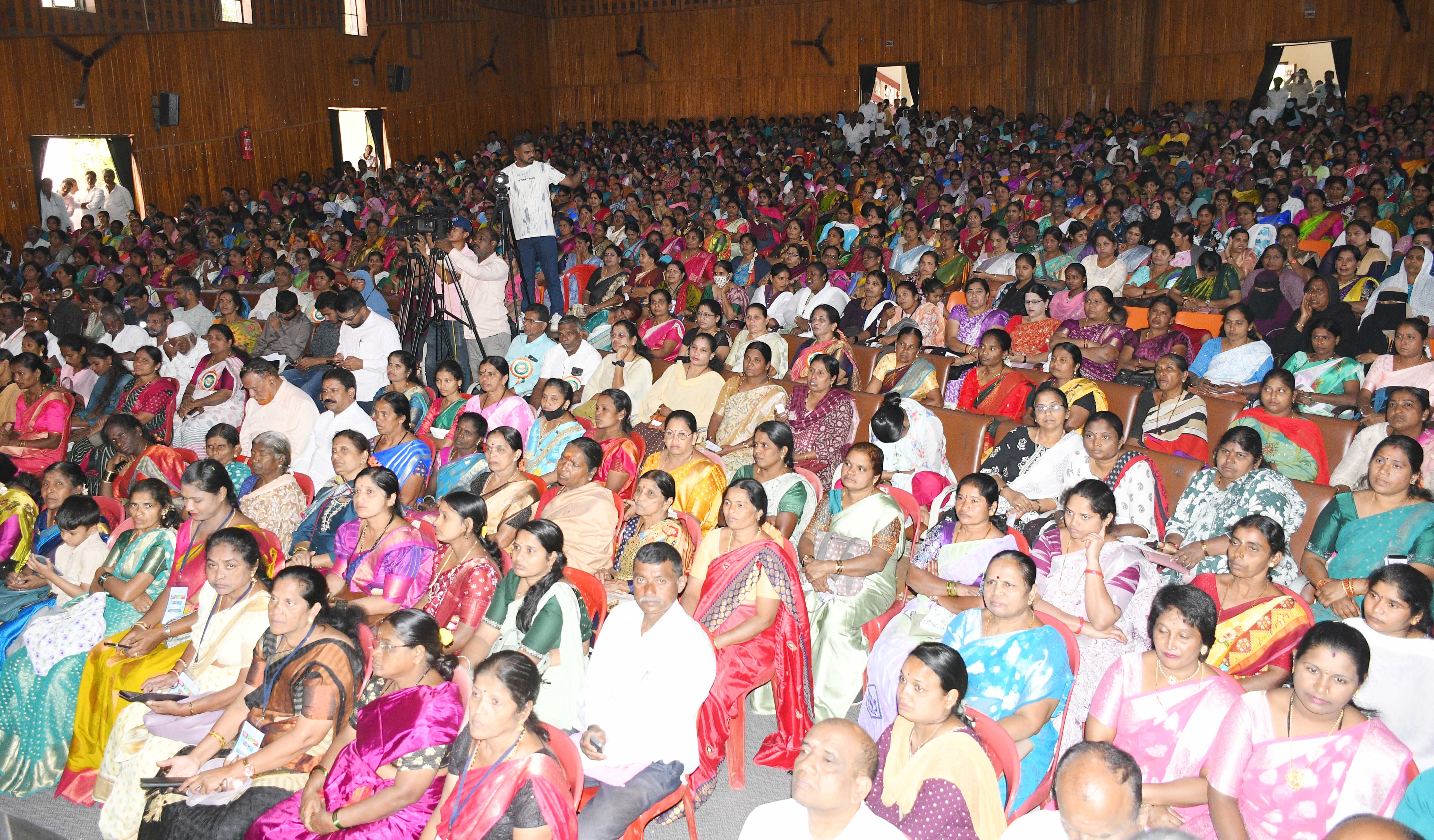 ಶಿವಮೊಗ್ಗದಲ್ಲಿ ಬುಧವಾರ ನಡೆದ ಜಿಲ್ಲಾ ಮಟ್ಟದ ಗ್ಯಾರಂಟಿ ಯೋಜನೆಗಳ ಅನುಷ್ಠಾನ ಕಾರ್ಯಾಗಾರದಲ್ಲಿ ಪಾಲ್ಗೊಂಡವರ ನೋಟ