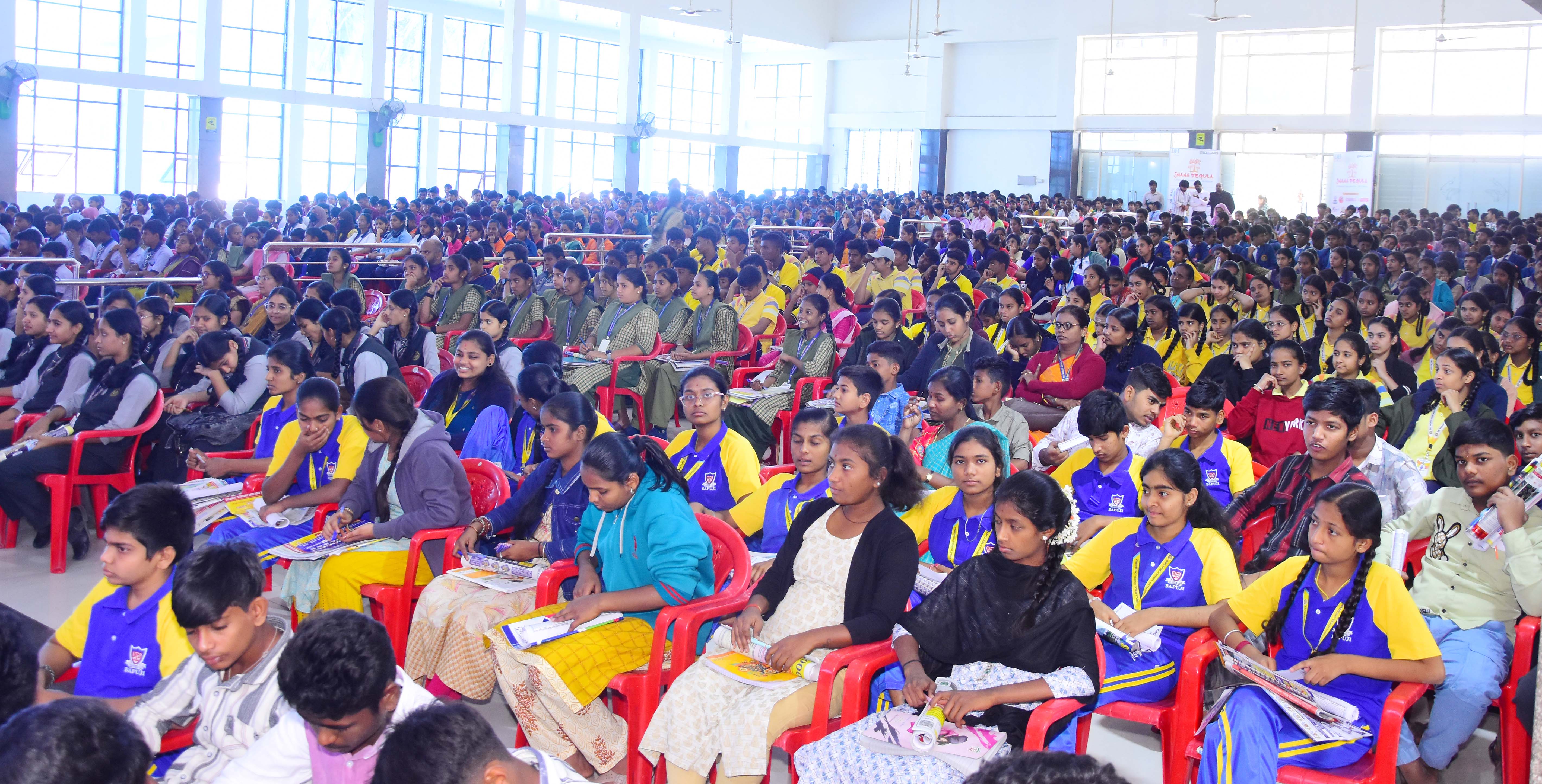 ಚಿತ್ರದುರ್ಗದ ರೆಡ್ಡಿ ಸಮುದಾಯ ಭವನದಲ್ಲಿ ಬುಧವಾರ ‘ಪ್ರಜಾವಾಣಿ’ ಹಾಗೂ ‘ಡೆಕ್ಕನ್‌ ಹೆರಾಲ್ಡ್‌’ ಪತ್ರಿಕಾ ಬಳಗ ಆಯೋಜಿಸಿದ್ದ ಜ್ಞಾನದೇಗುಲ ಶೈಕ್ಷಣಿಕ ಮೇಳದಲ್ಲಿ ಅಪಾರ ಸಂಖ್ಯೆಯ ವಿದ್ಯಾರ್ಥಿಗಳು ಪಾಲ್ಗೊಂಡಿದ್ದರು