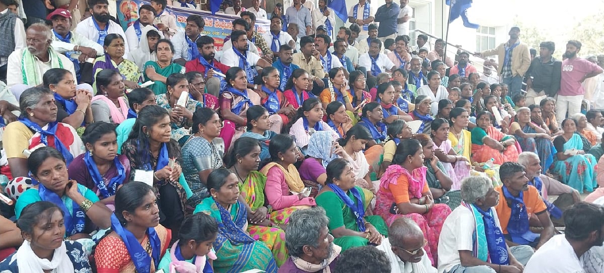 ಕೋಲಾರ: ಎ.ಸಿ, ತಹಶೀಲ್ದಾರ್‌ ವಿರುದ್ಧ ಪ್ರತಿಭಟನೆ