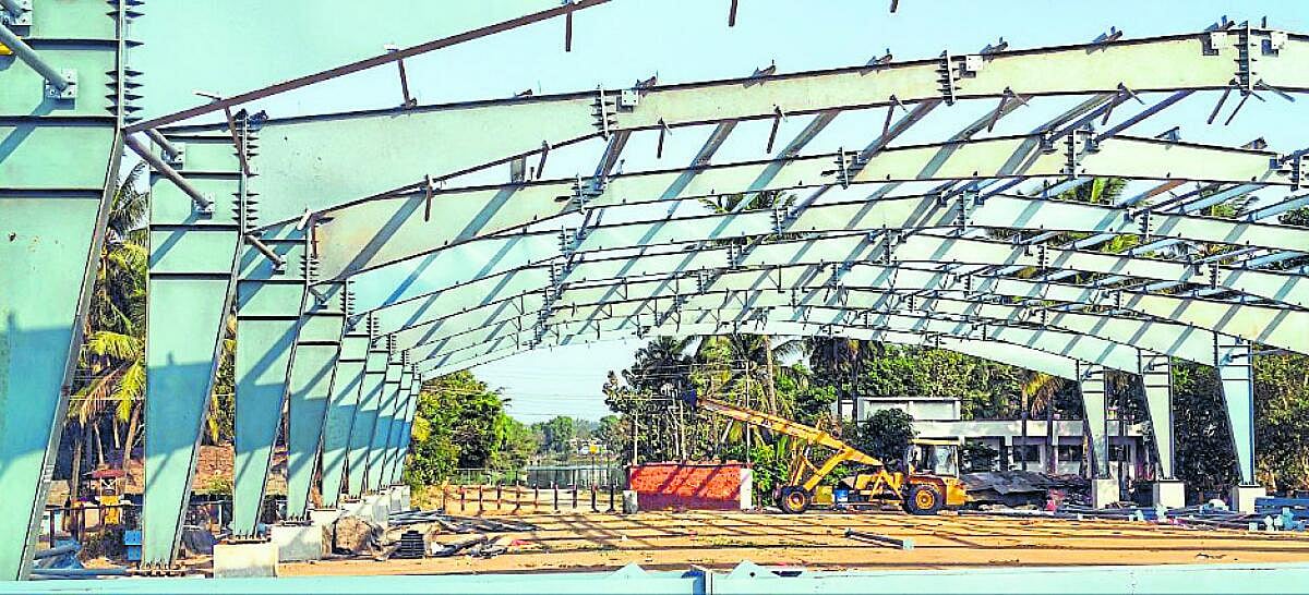 ಶಿಕಾರಿಪುರ: ಸಂತೆ ಮೈದಾನಕ್ಕೆ ಚಾವಣಿ ಹಾಕುವ ಕಾಮಗಾರಿ ಆರಂಭ