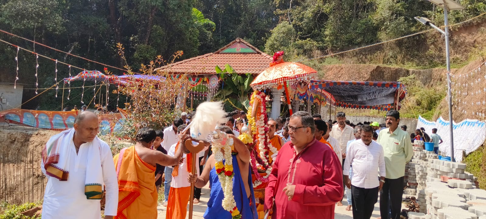 ಮೂಡಿಗೆರೆ ತಾಲ್ಲೂಕಿನ ಜಾವಳಿ ಗ್ರಾಮದ ಹೇಮಾವತಿ ನದಿಮೂಲದಲ್ಲಿ ಗುರುವಾರ ವಾರ್ಷಿಕ ಜಾತ್ರೆ ಅಂಗವಾಗಿ ಮಹಾಗಣಪತಿ ಪಲ್ಲಕ್ಕಿ ಮೆರವಣಿಗೆ ನಡೆಯಿತು