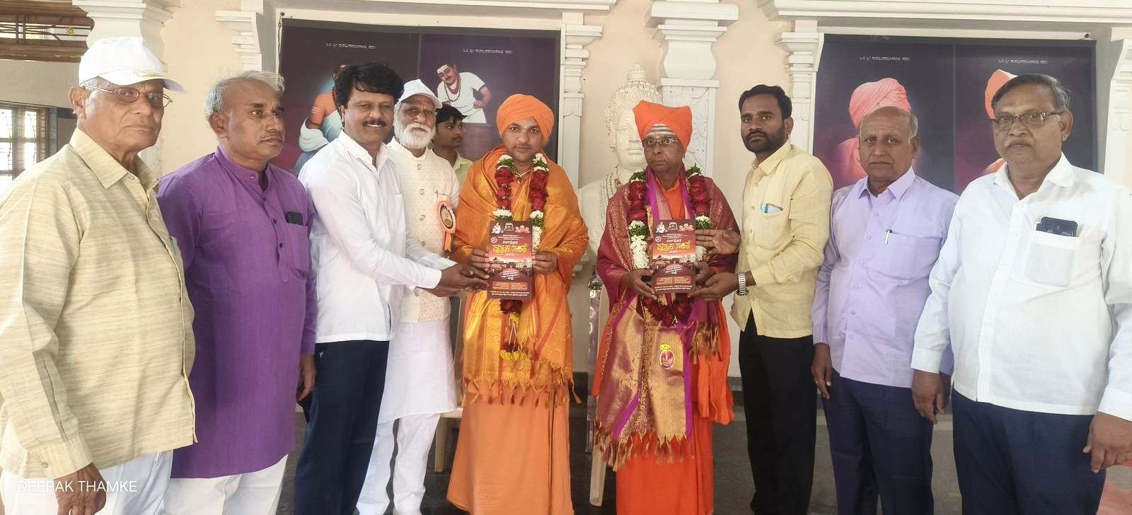 ಪುಸ್ತಕ ಸಂತೆಯ ಆಯೋಜಕ ಗುರುನಾಥ ರಾಜಗೀರಾ ಕಸಾಪ ಜಿಲ್ಲಾಧ್ಯಕ್ಷ ಸುರೇಶ ಚನಶೆಟ್ಟಿ ಅವರು ಭಾಲ್ಕಿ ಹಿರೇಮಠದ ಬಸವಲಿಂಗ ಪಟ್ಟದ್ದೇವರು ಗುರುಬಸವ ಪಟ್ಟದ್ದೇವರನ್ನು ಗೌರವಿಸಿ ಪುಸ್ತಕ ಸಂತೆಗೆ ಆಹ್ವಾನಿಸಿದರು