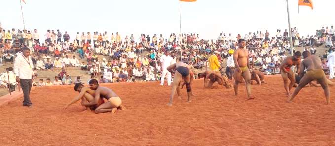 ಚಡಚಣದ ಸಂಗಮೇಶ್ವರ ಜಅನುವಾರು ಜಾತ್ರೆ ನಿಮಿತ್ಯ ಮಂಗಳವಾರ ಜರುಗಿದ ಕುಸ್ತಿ ಪಂದ್ಯವಳಿಯಲ್ಲಿ ಎದುರಾಳಿಯನ್ನು ಚಿತ್‌ ಮಾಡಲು ಸೆಣಸಾಡುತ್ತಿರುವ ಕುಸ್ತಿ ಪಟುಗಳು