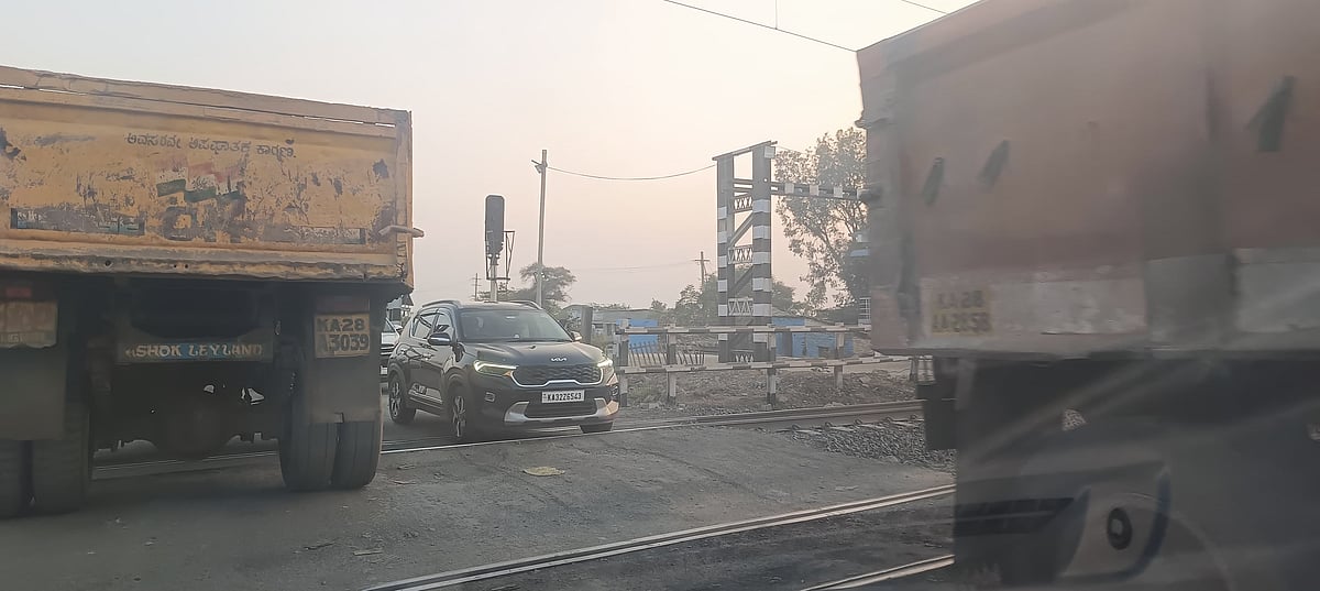 ರೈಲ್ವೆ ಲೆವೆಲ್ ಕ್ರಾಸಿಂಗ್: ಬಗೆಹರಿಯದ ಸಮಸ್ಯೆಗೆ ಸಾರ್ವಜನಿಕರ ಆಕ್ರೋಶ 