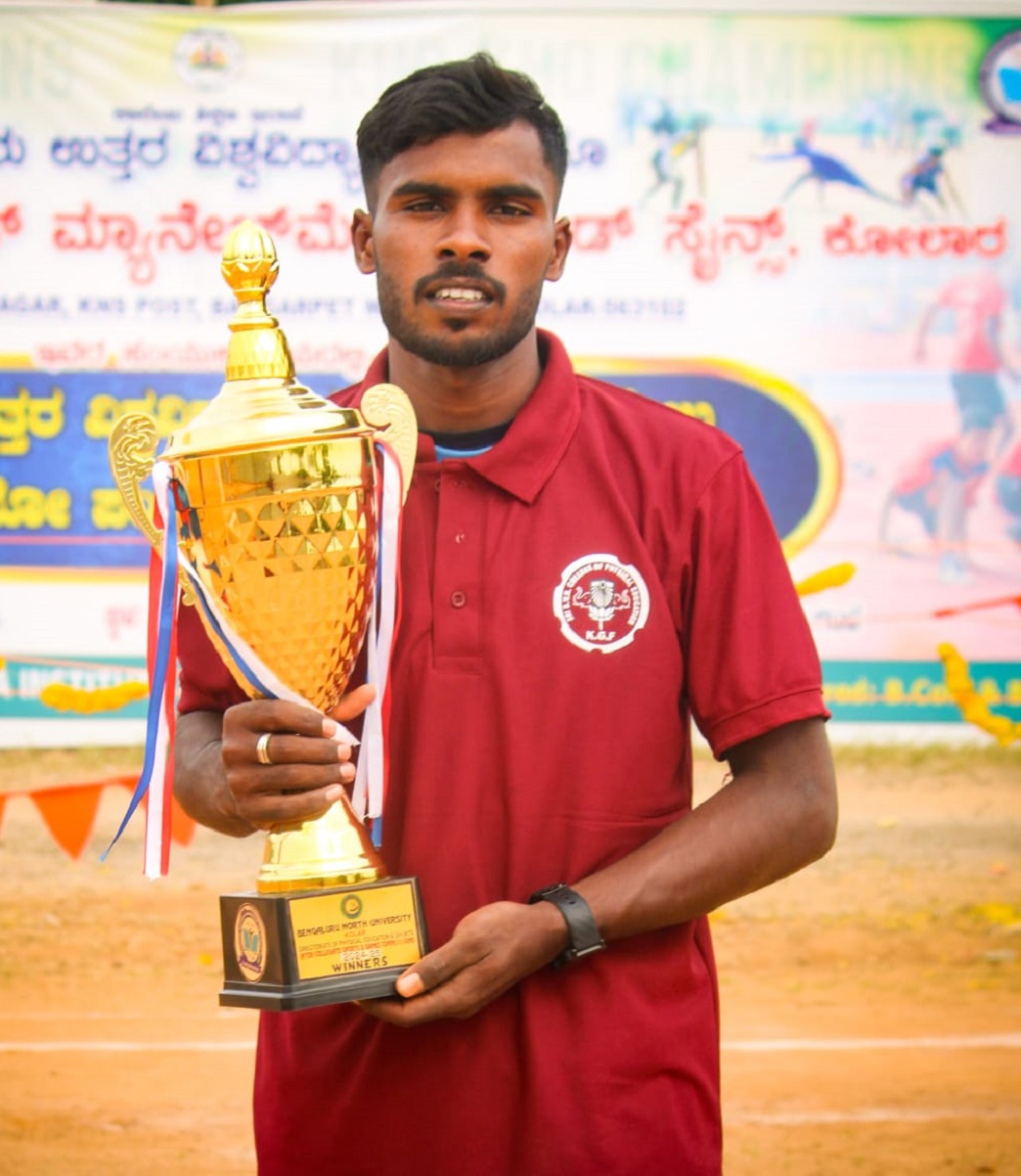 ಟ್ರೋಫಿಯೊಂದಿಗೆ ಶ್ರೀನಿವಾಸ್‌