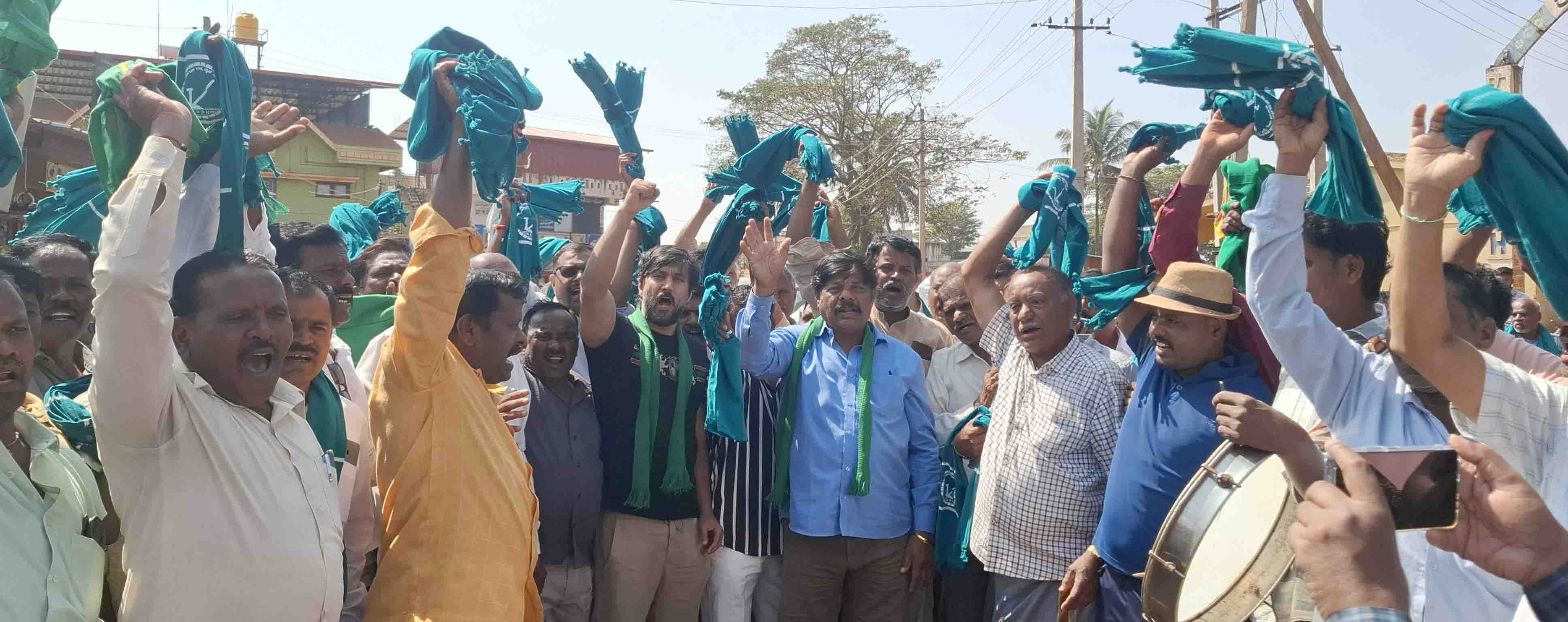 ಭೀಮಸಮುದ್ರದ ಈಶ್ವರ ದೇವಸ್ಥಾನದಿಂದ ರೈತರು ಗ್ರಾಮಸ್ಥರು ಹಾಗೂ ವಿವಿಧ ಸಂಘಟನೆಯ ಪದಾಧಿಕಾರಿಗಳು ಪ್ರತಿಭಟನಾ ಮೆರವಣಿಗೆ ನಡೆಸಿ ಗಣಿ ಕಂಪನಿಗಳ ವಿರುದ್ಧ ಘೋಷಣೆ ಕೂಗಿ ಆಕ್ರೋಶ ವ್ಯಕ್ತಪಡಿಸಿದರು.