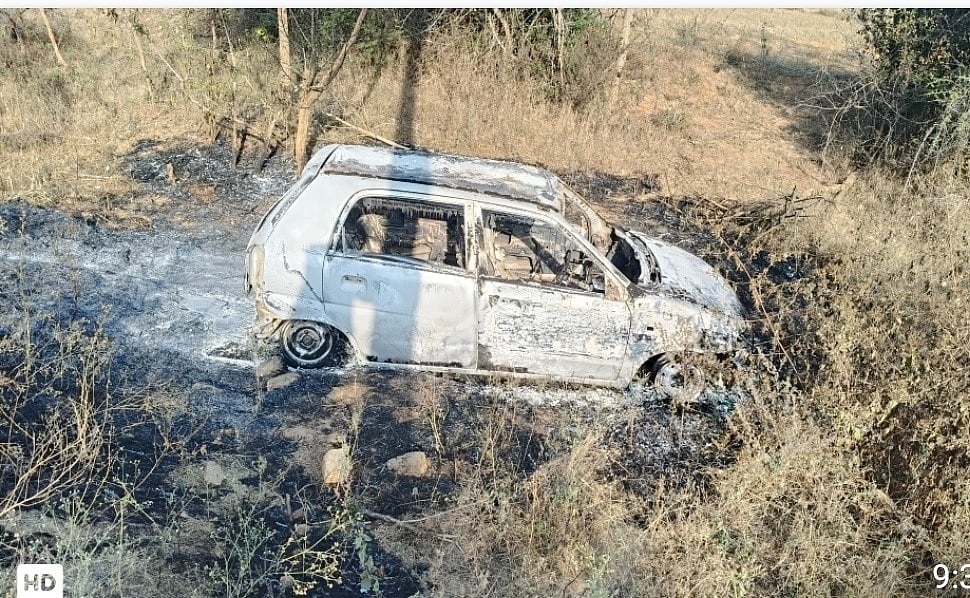 ಮಂಡ್ಯ: ರಸ್ತೆಯಲ್ಲಿ ರಾಗಿ ಹುಲ್ಲು ಒಕ್ಕಣೆ; ಕಾರು ಬೆಂಕಿಗಾಹುತಿ 

